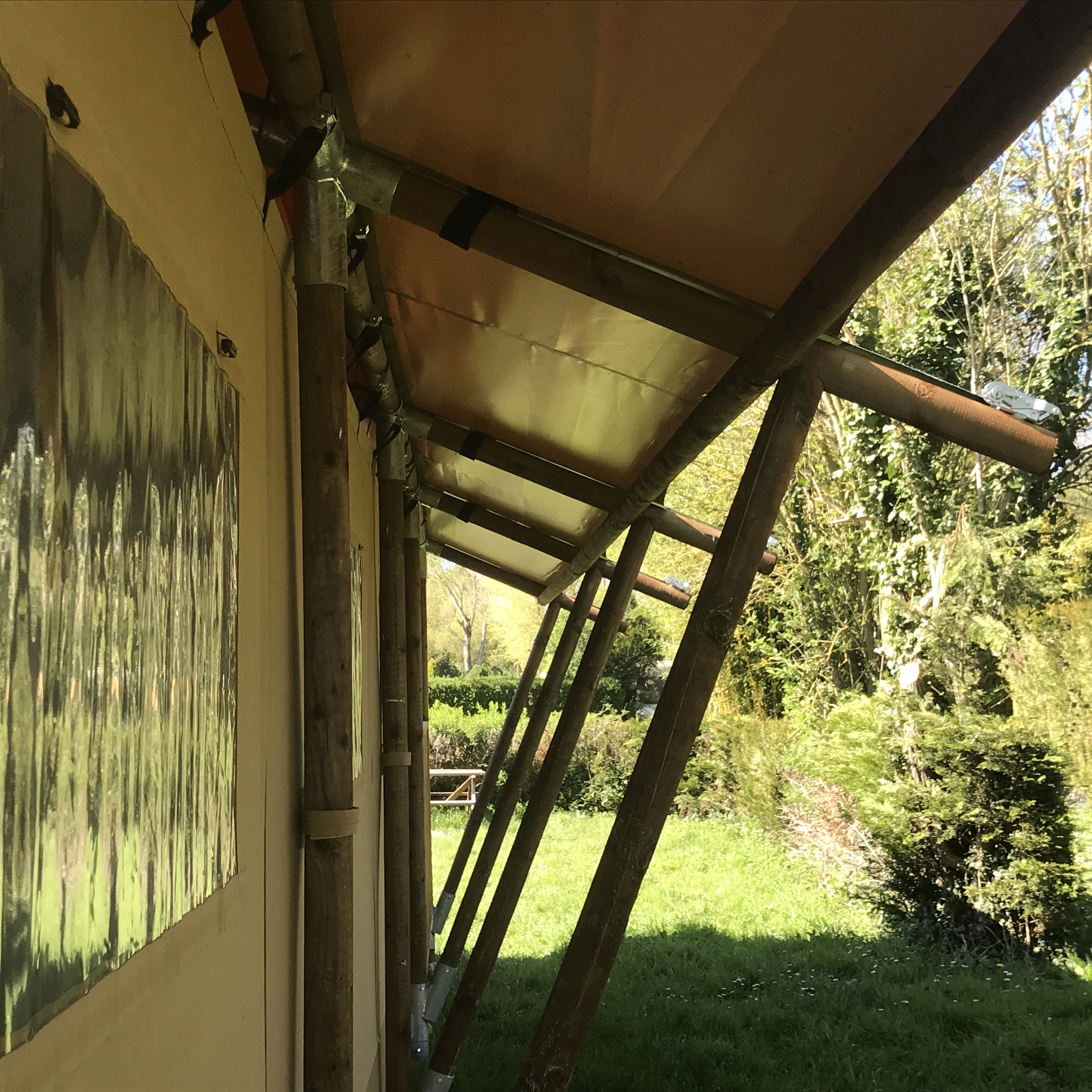 Tente Woody Safari & Spa — Lodge safari avec spa à Oise à Clermont — détail architectural
