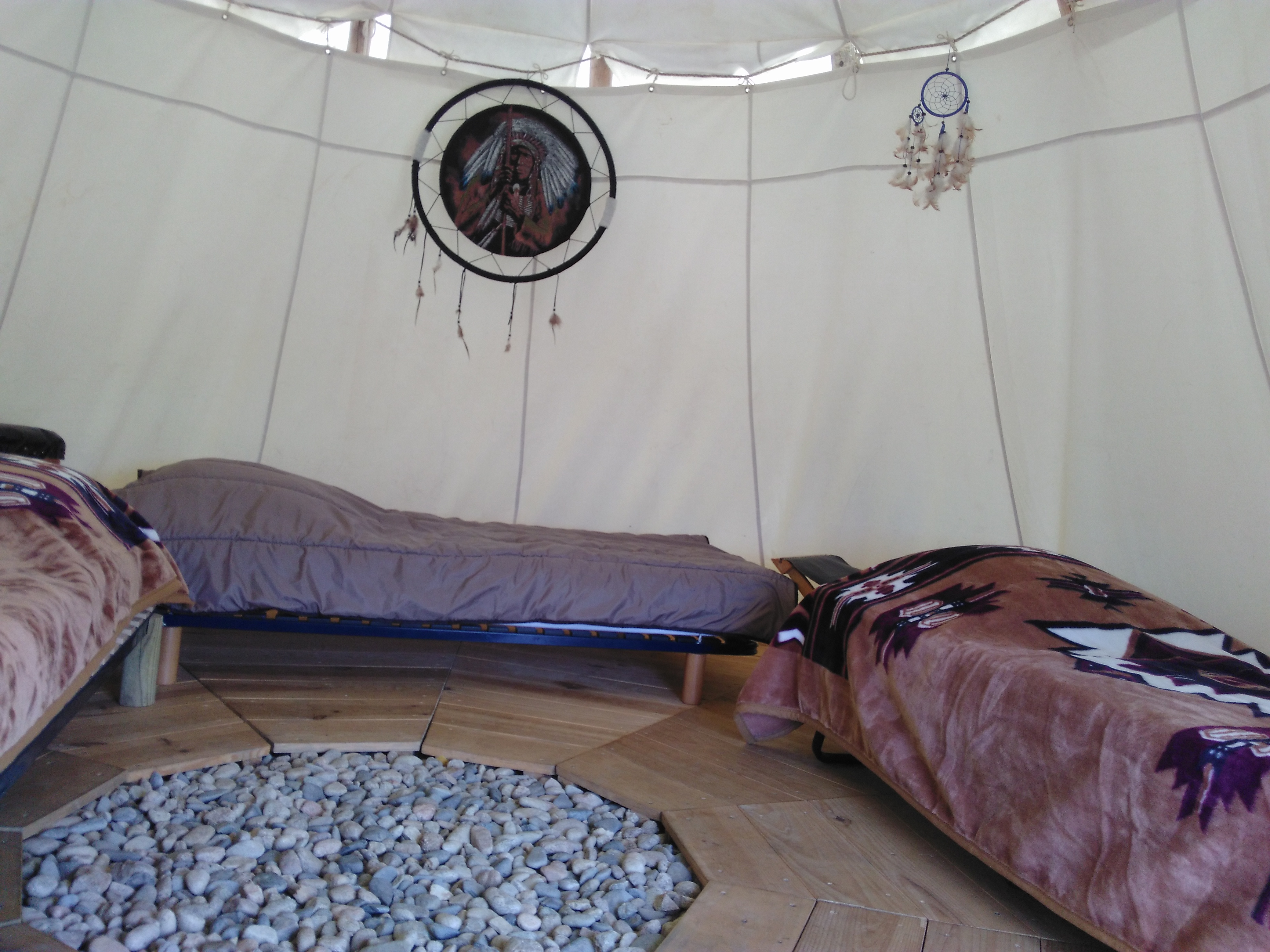 Tipi Cheyenne — Séjour insolite avec spa à Longessaigne (Rhône) à Longessaigne — vue intérieure
