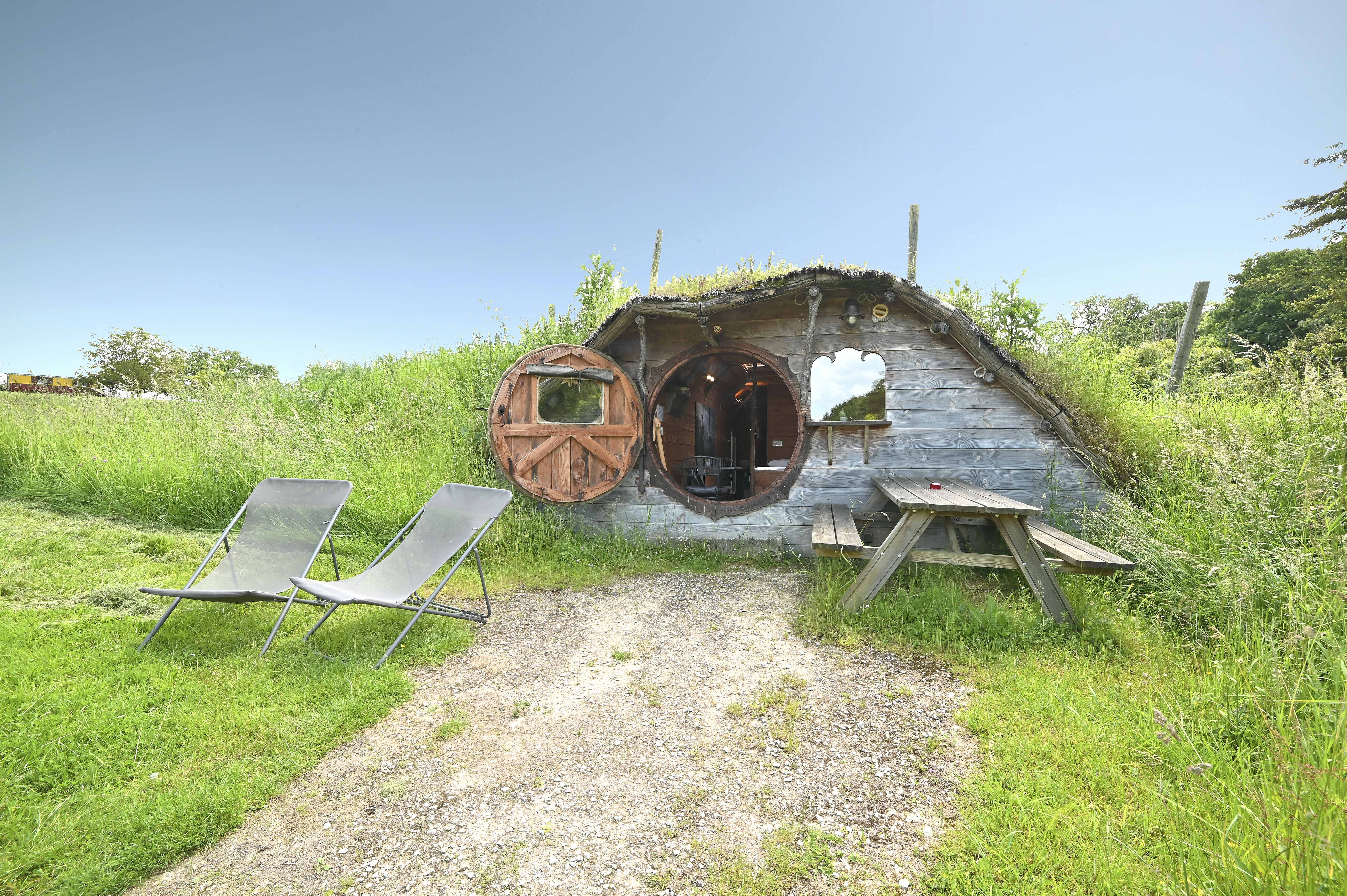 Cabane végétalisée : une maison de hobbit au cœur de la nature