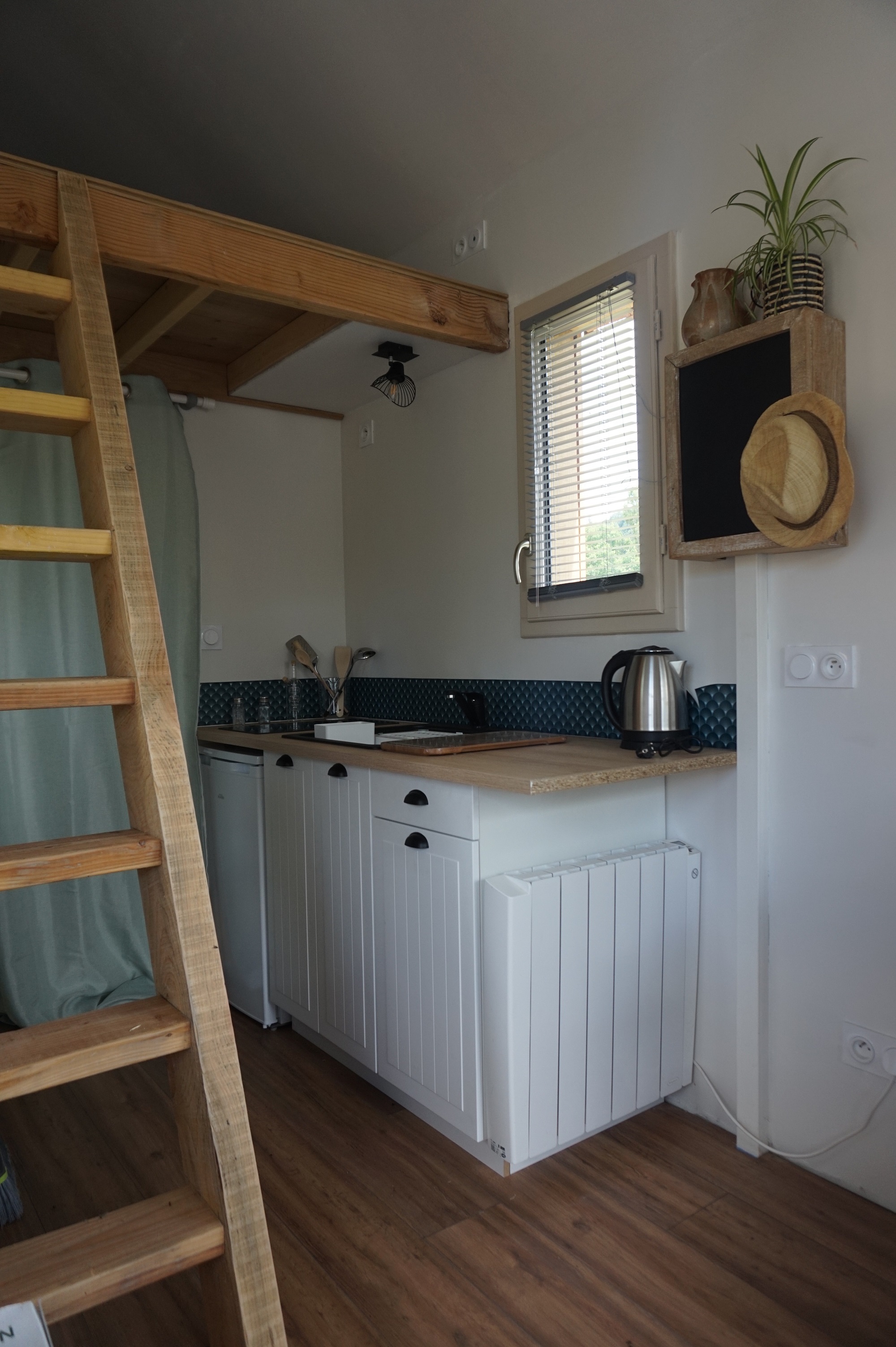 Tiny House A la belle écorce — Séjour avec terrasse privative en Corrèze à Turenne — détail architectural