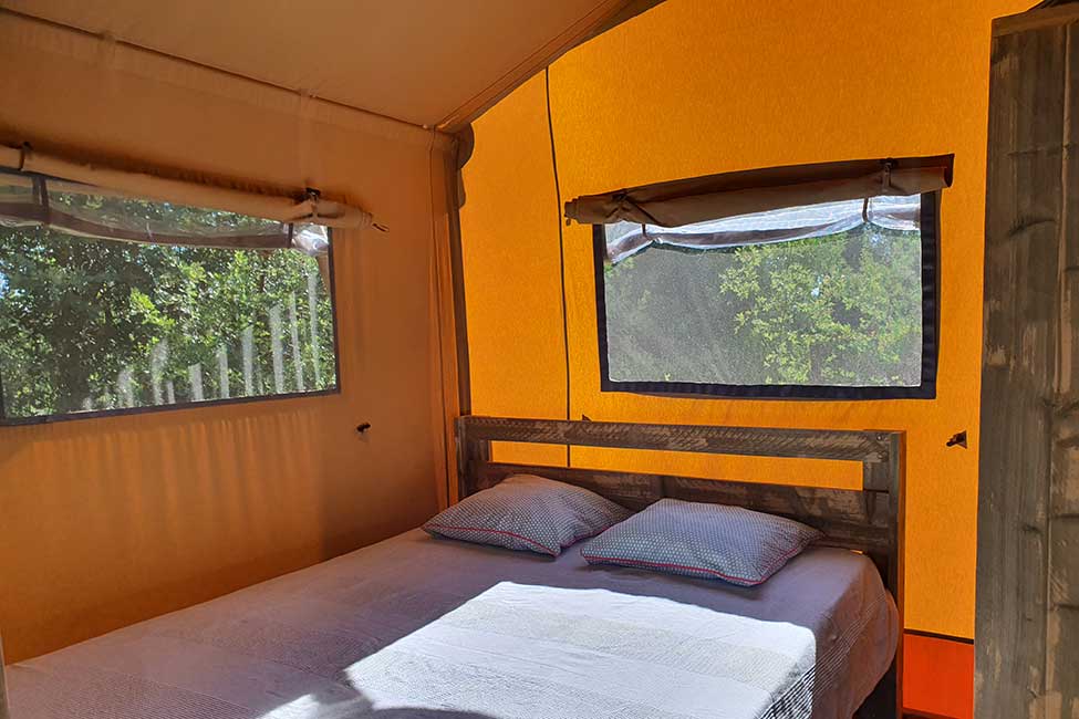 Tente safari Englantier — Lodge safari avec spa à Gard à Saint-Jean-du-Gard — vue depuis la terrasse