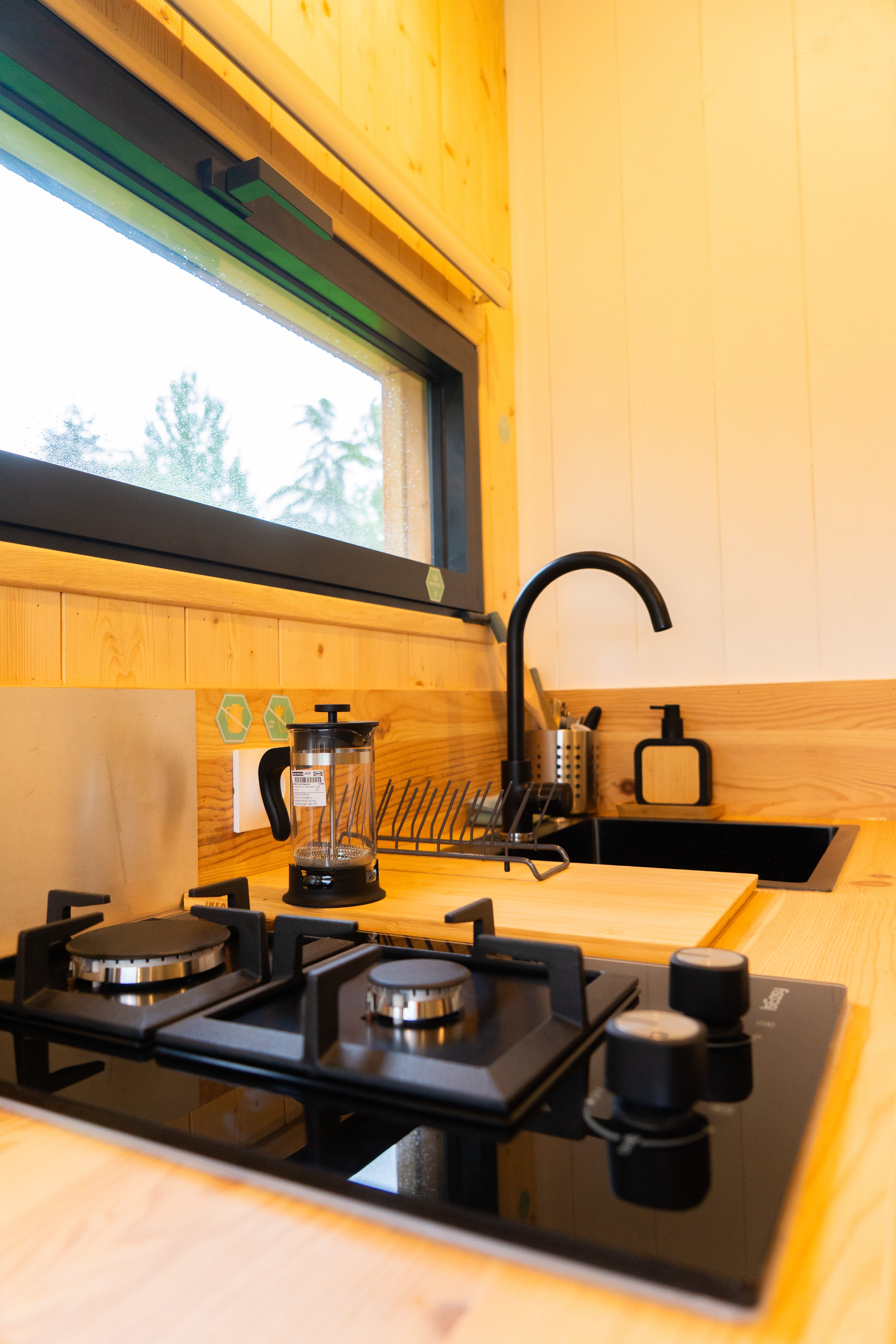Le Clos des Gojis — Tiny House avec spa à Mouliets (Gironde) à Mouliets-et-Villemartin — cuisine