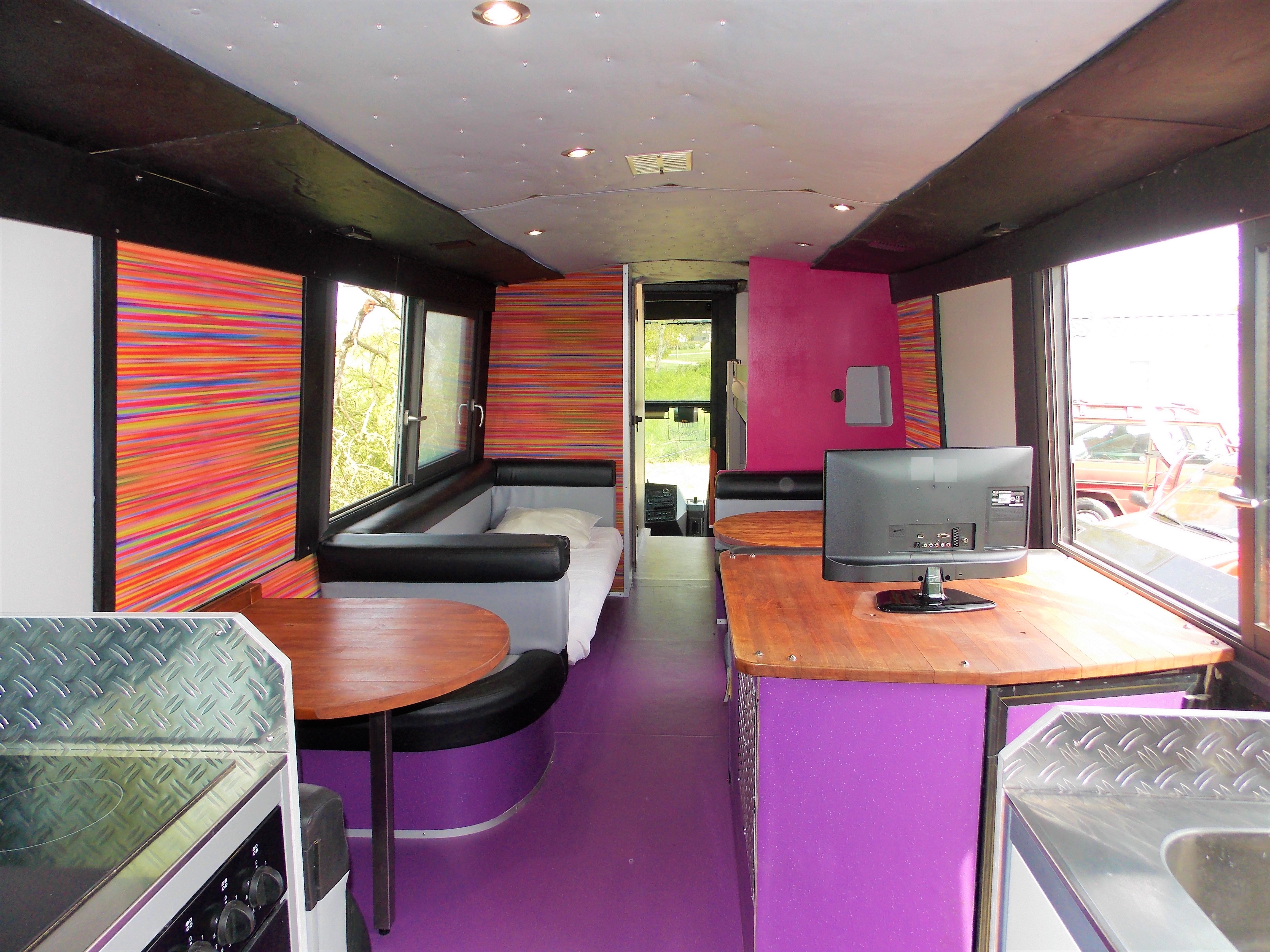 Le Bus Vip Star — Hébergement insolite avec spa à Saint-Michel-Chef-Chef à Saint-Nazaire — espace de vie