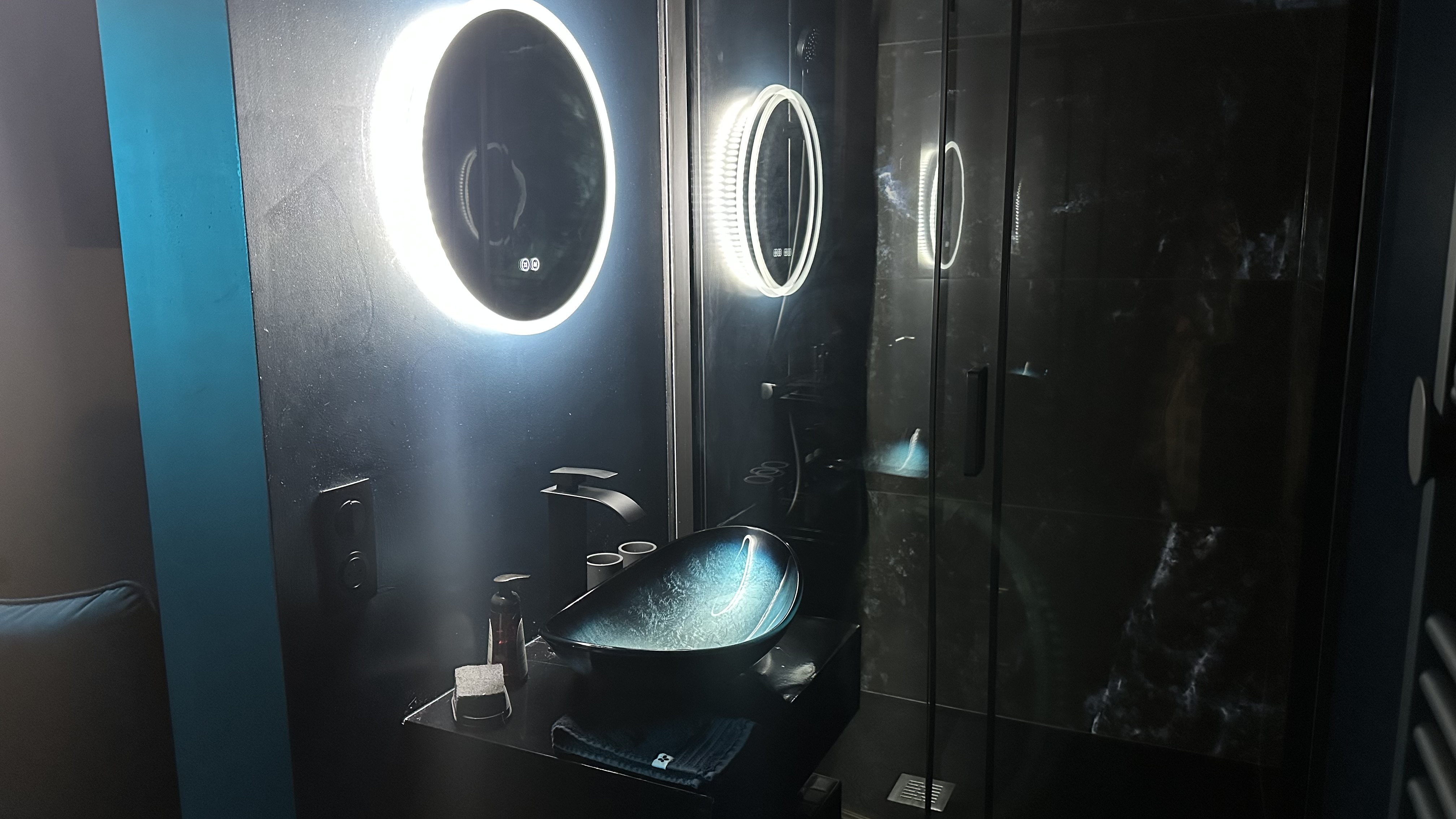 Dormez sous la Lune Bleue — Chambre à thème immersive à Roanne à Roanne — détail architectural