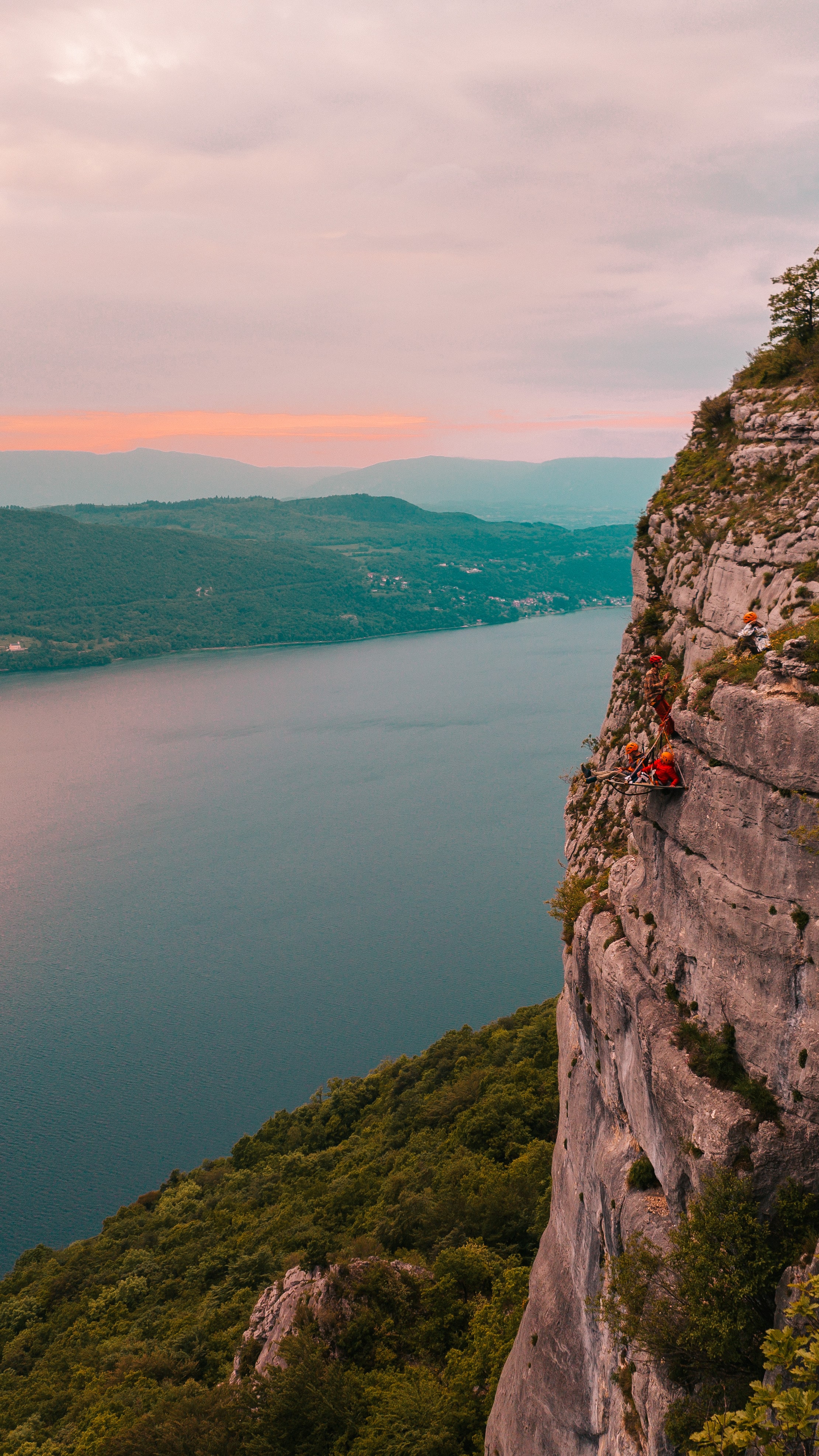 Nuit Suspendue en Falaise — Hébergement insolite avec spa à Savoie à Brison-Saint-Innocent — salle de bain