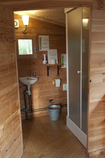 Cabane sur l'eau Libellule : une expérience immersive au cœur de la nature à Batilly-En-Puisaye — salle de bain