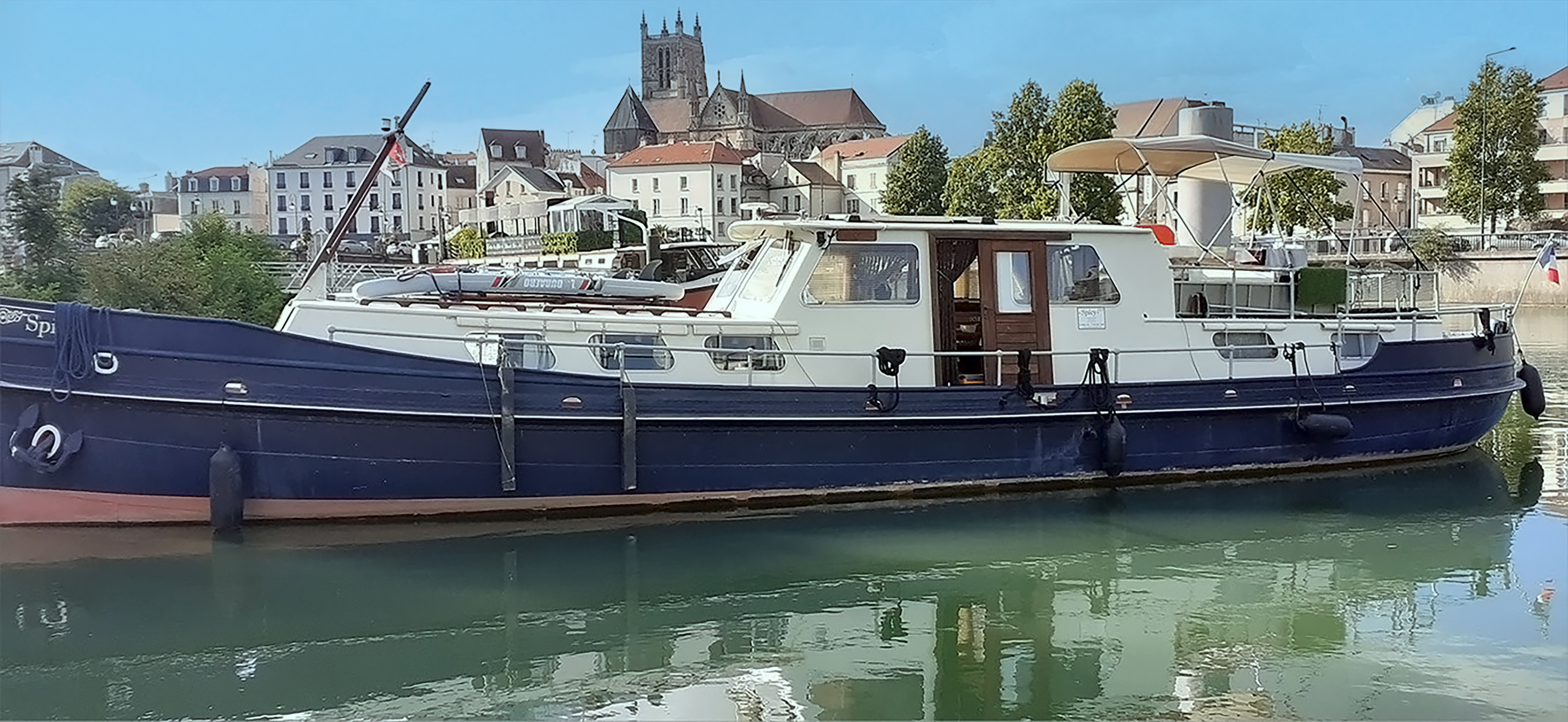 Bateau Spicy — Nuit atypique avec spa à Meaux en Seine-et-Marne à Meaux — vue intérieure