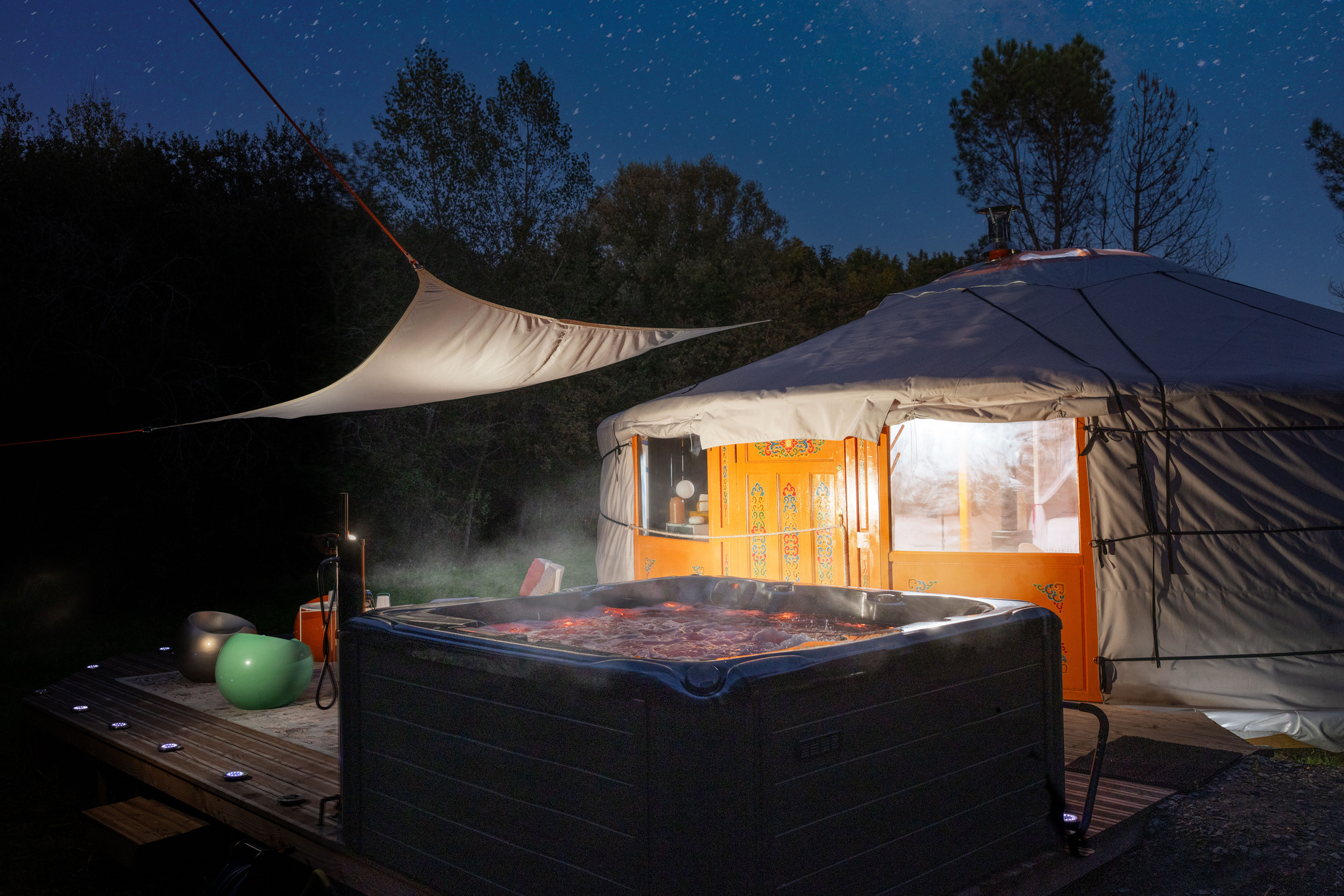 Évasion dans une yourte bohemian chic avec spa en Aquitaine à Marcenais — espace de vie