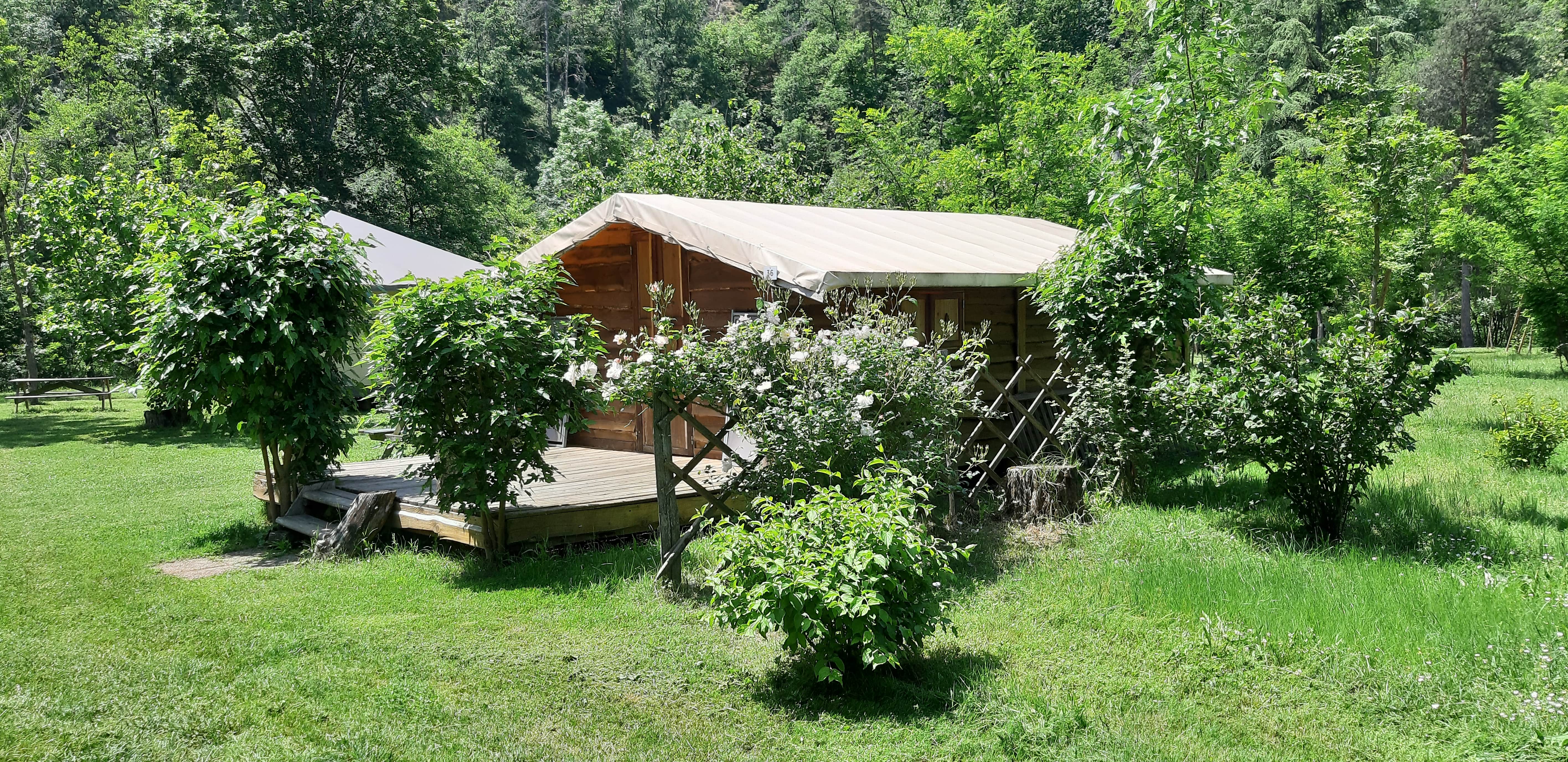 Cabane du Trappeur : une immersion au cœur de la nature ardéchoise à Arlebosc — vue intérieure