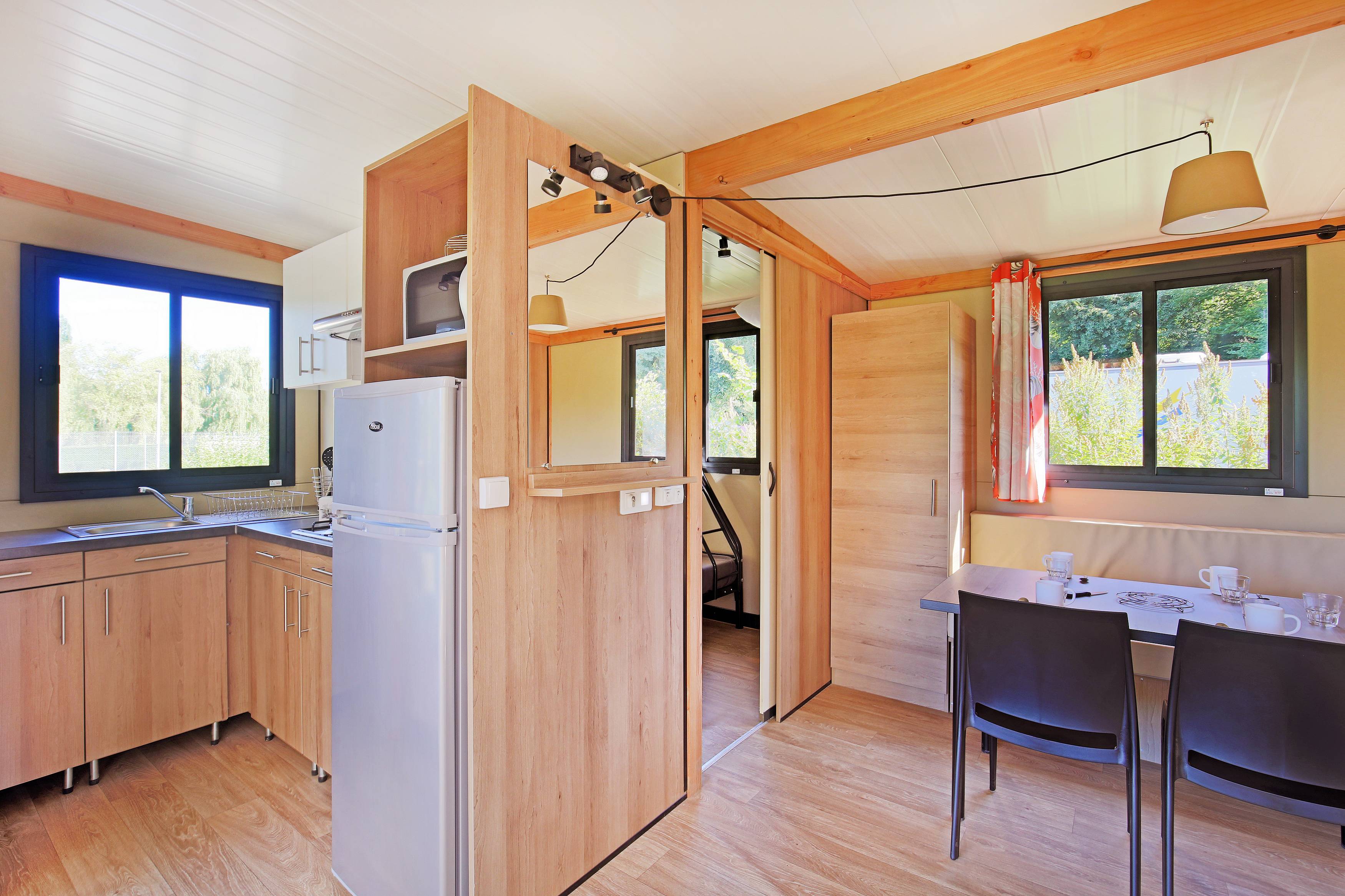 Cabane Vancouver — Séjour confortable avec spa à Cantal à Madic — espace de vie