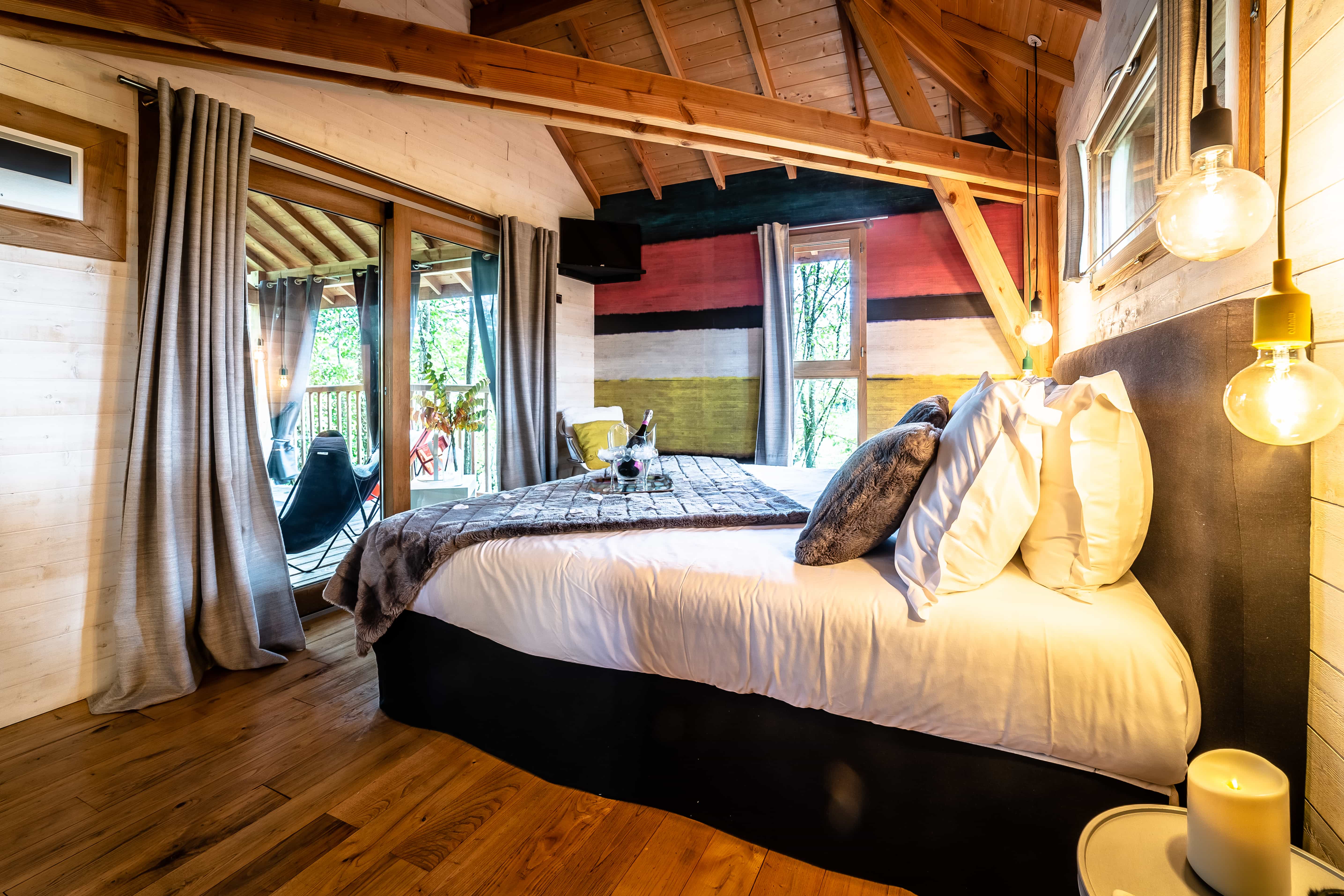 Cabane Spa Cyprès si Haut : une évasion dans les arbres à Saint Mexant — chambre