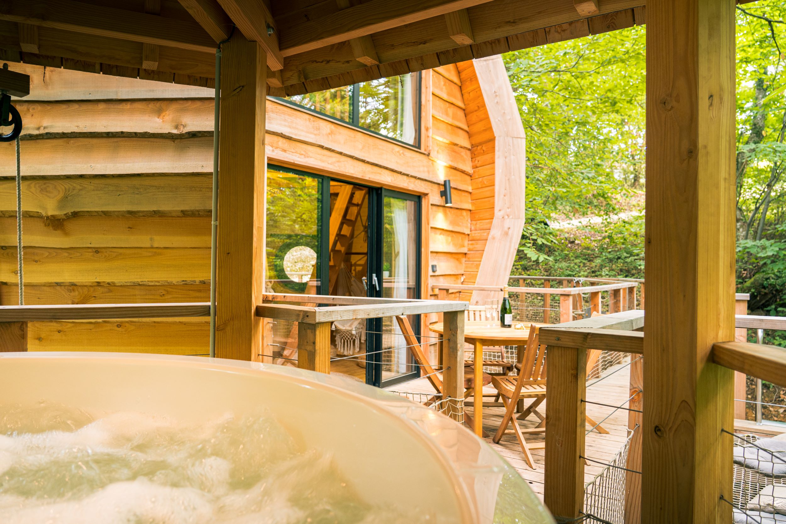 Évasion romantique dans une cabane SPA sur pilotis à Gillonnay — chambre