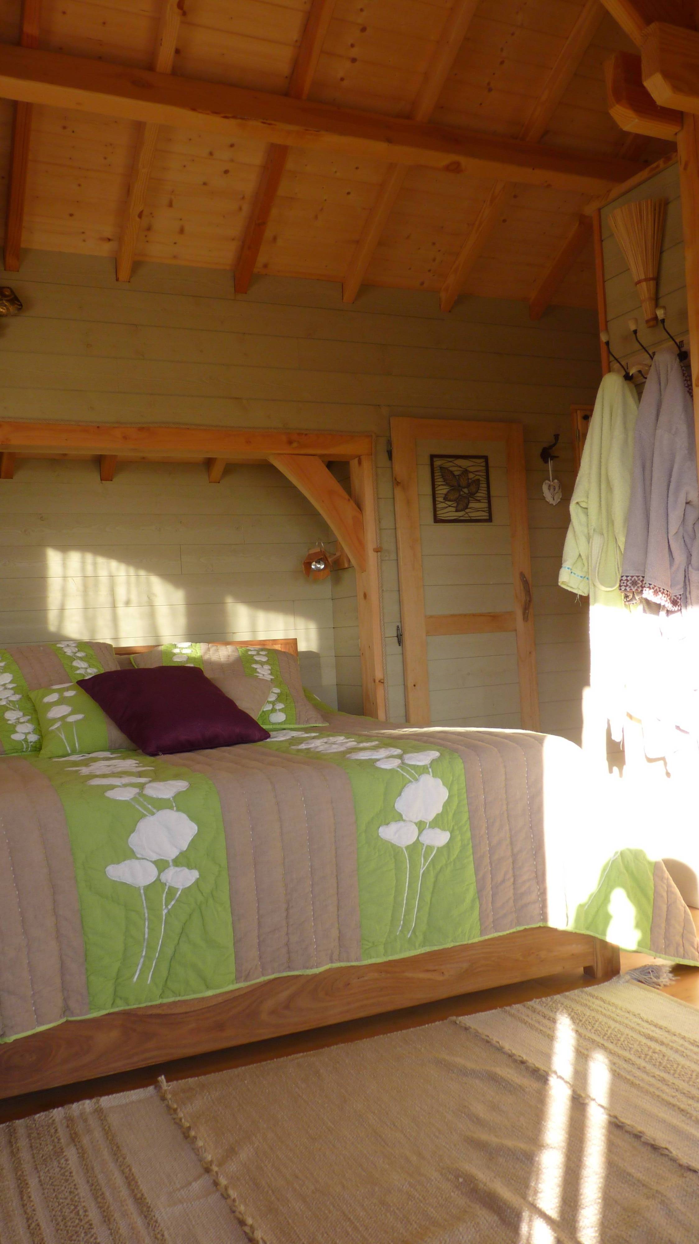 La Cabane-Spa des Figuiers : une évasion enchantée dans les arbres à Salignac-Eyvigues — cuisine