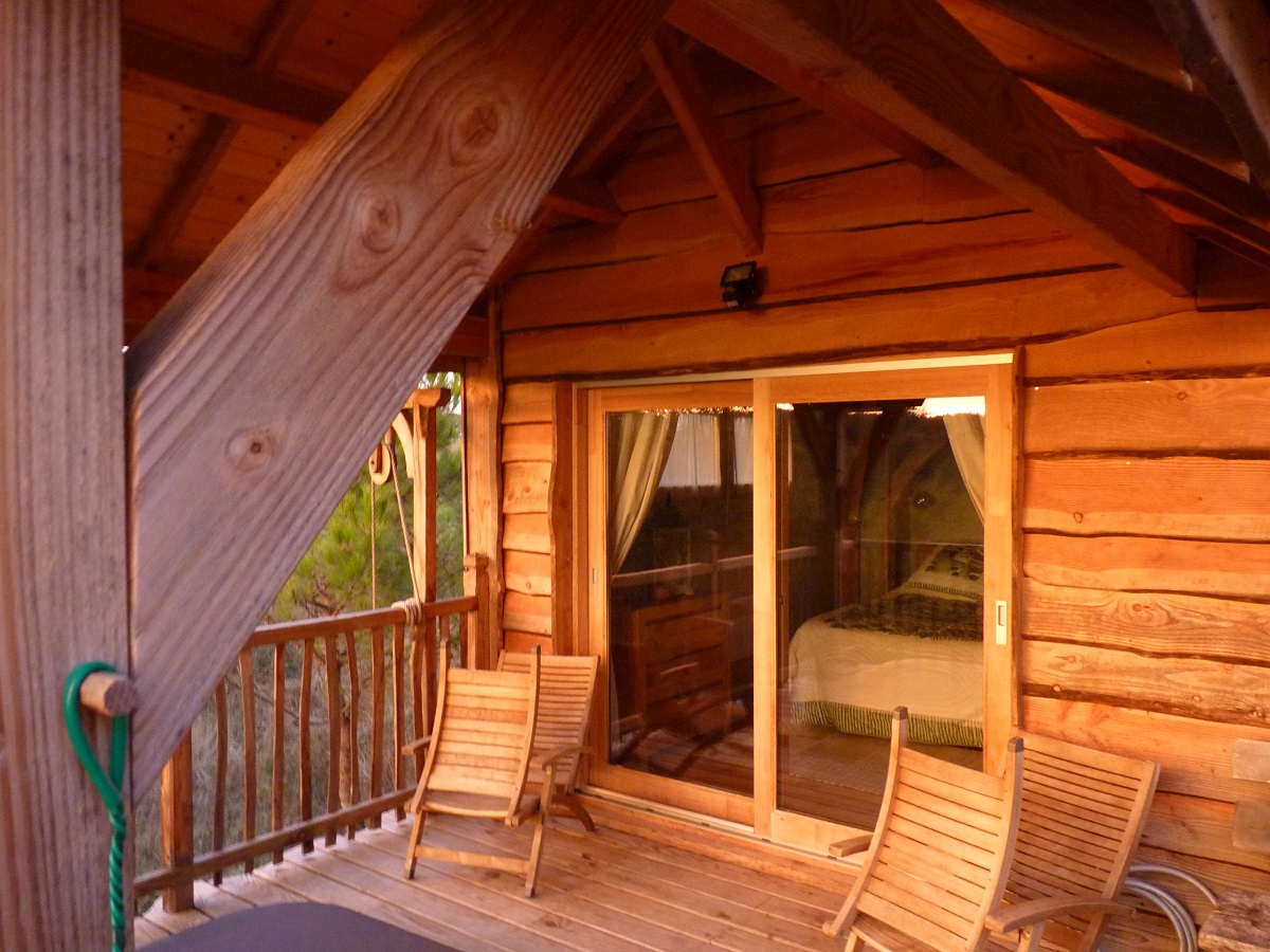 La Cabane-Spa des Figuiers : une évasion enchantée dans les arbres à Salignac-Eyvigues — environnement naturel