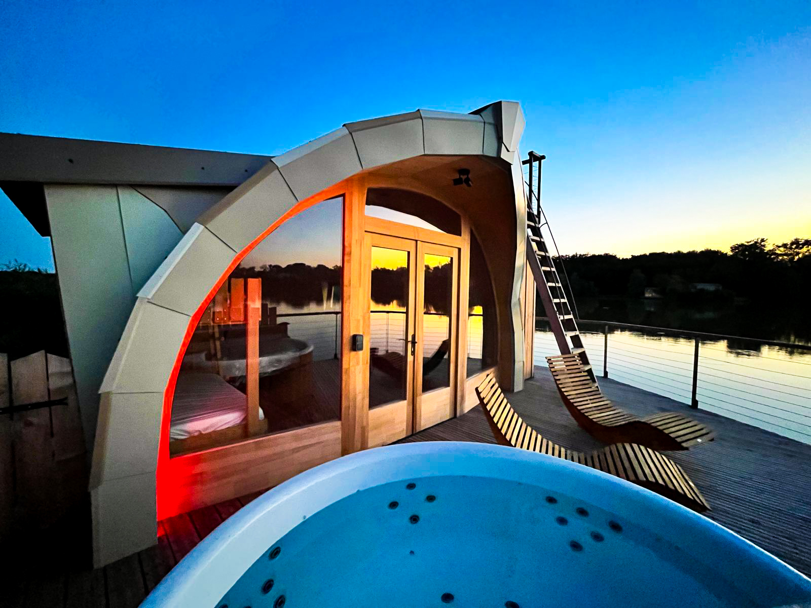 Cabane Spa les Flots — Cabane sur l'eau avec spa à Ain à Meillonnas — chambre