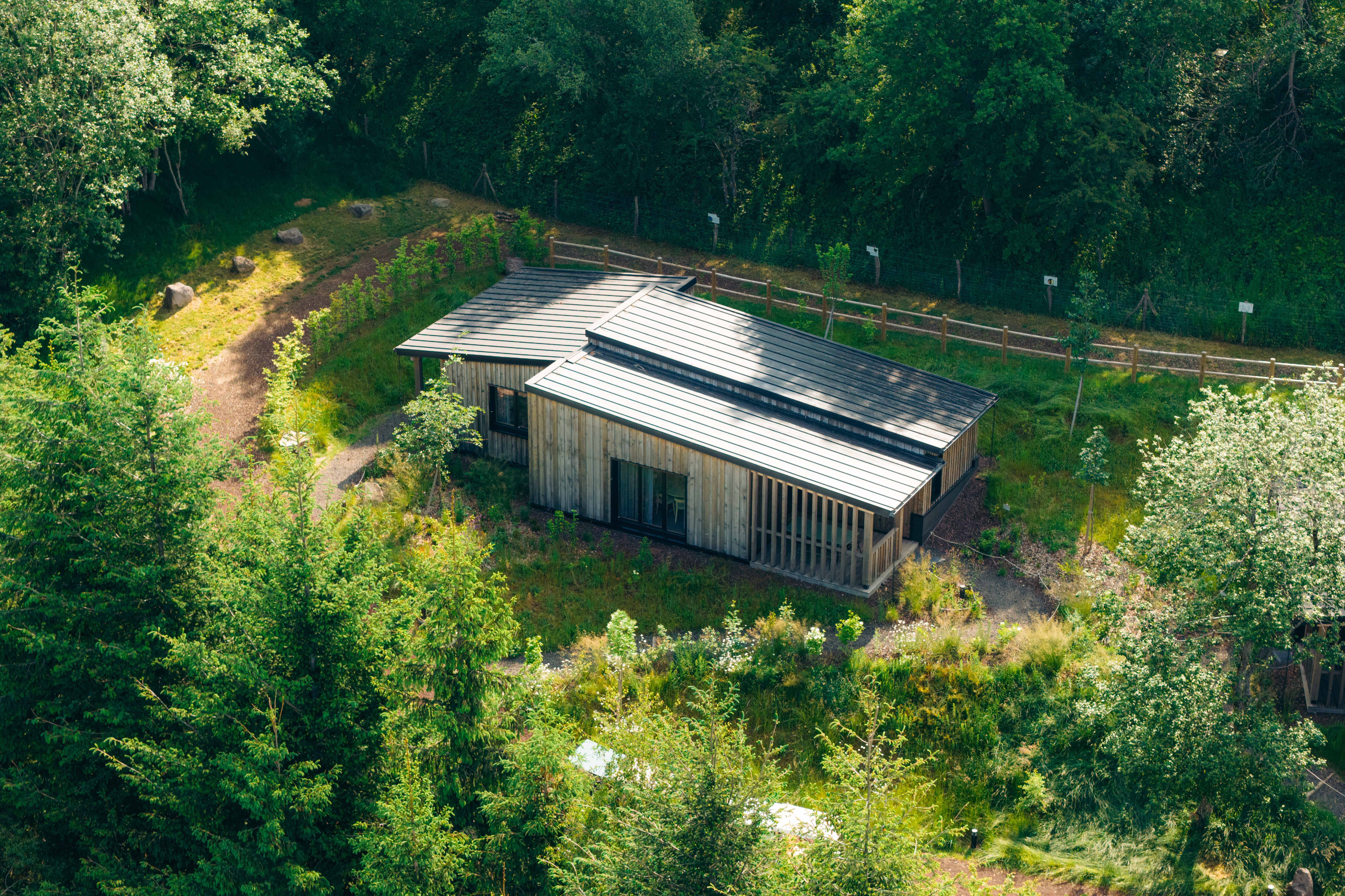 Lodge essentiel — Ecolodge avec vue sur le Volcan de Lemptégy à Puy-de-Dôme à Saint-Ours — vue intérieure