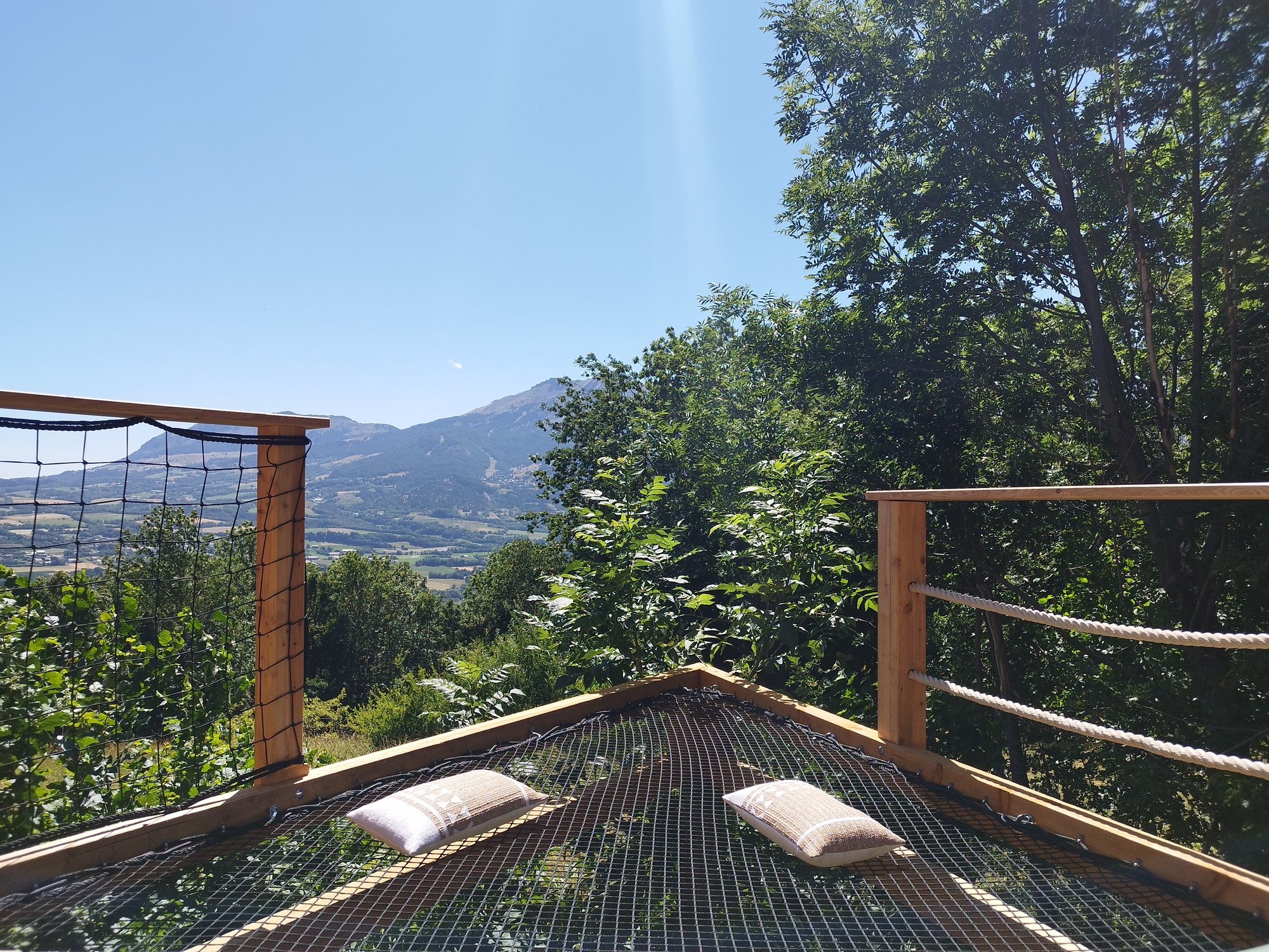Cabane de l'Aiguille & SPA : une évasion sensorielle en Hautes-Alpes à St Julien En Champsaur — salle de bain