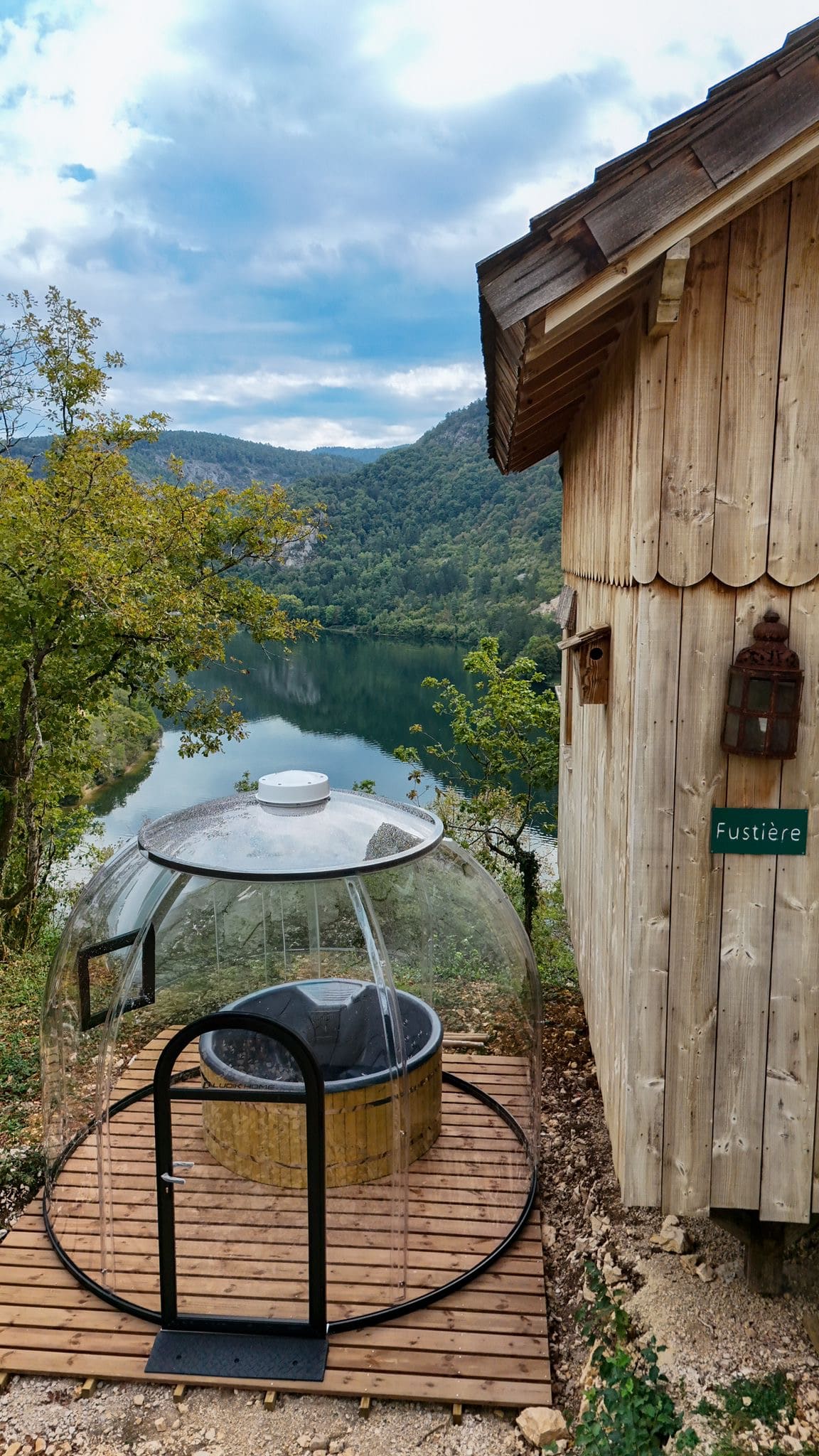 Lodge La Fustière — Cabane sur pilotis avec SPA à Ain à Serrières-Sur-Ain — environnement naturel