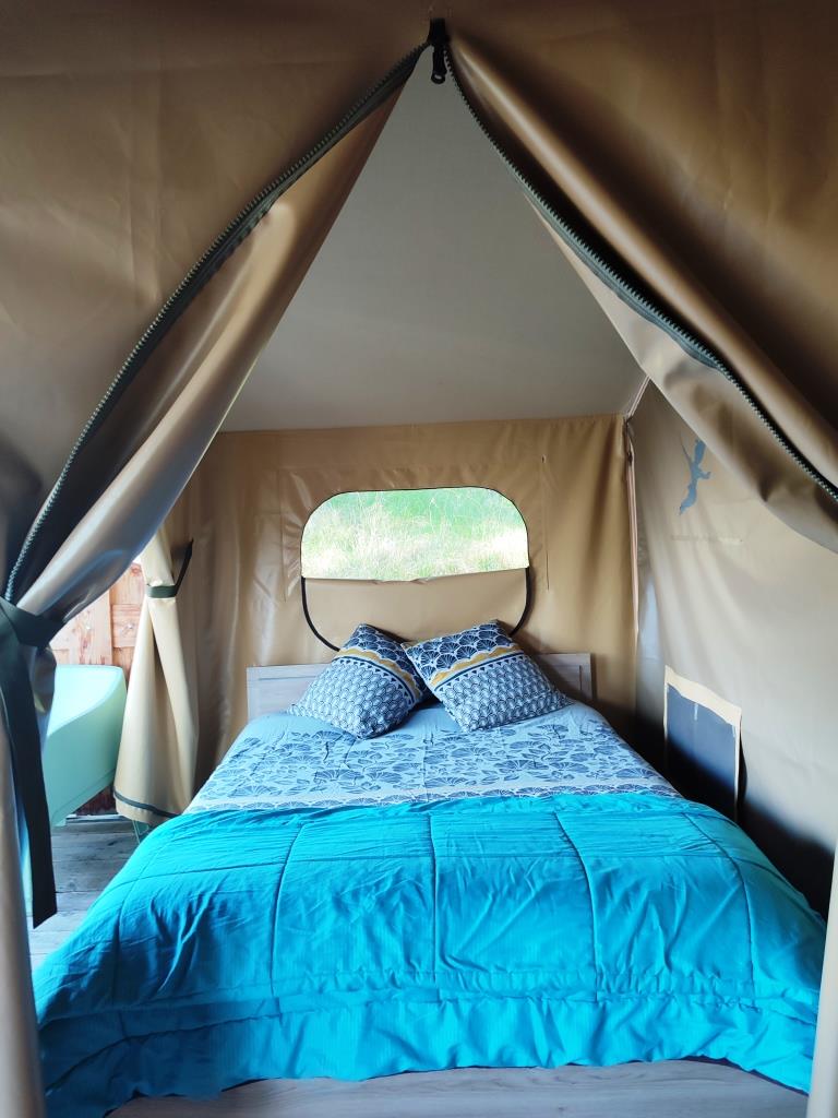 Tente Lodge Châtaigne : une immersion au cœur de la nature à Dun — espace de vie