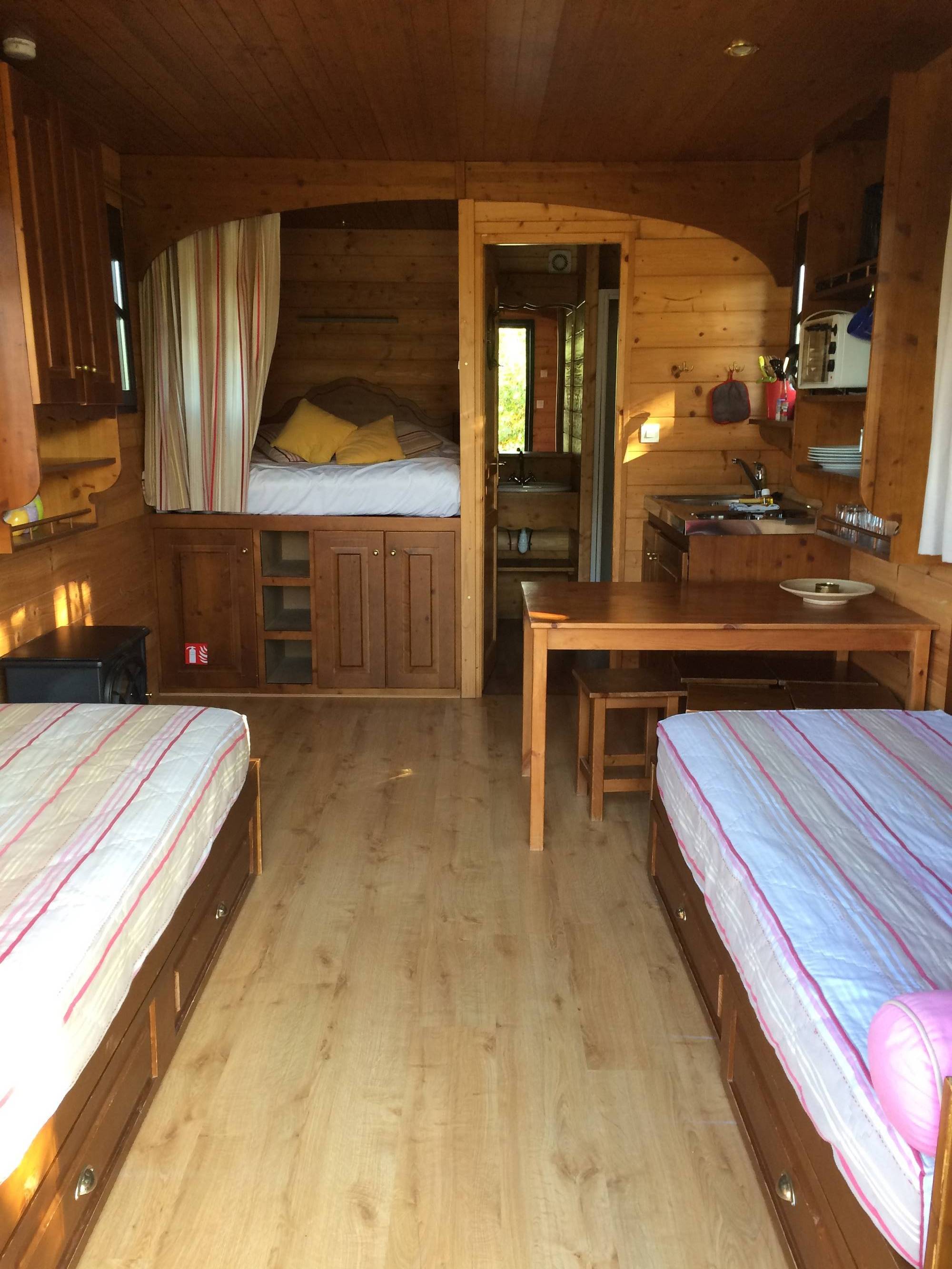 Évasion en roulotte au cœur de la Dordogne à Monsac — salle de bain