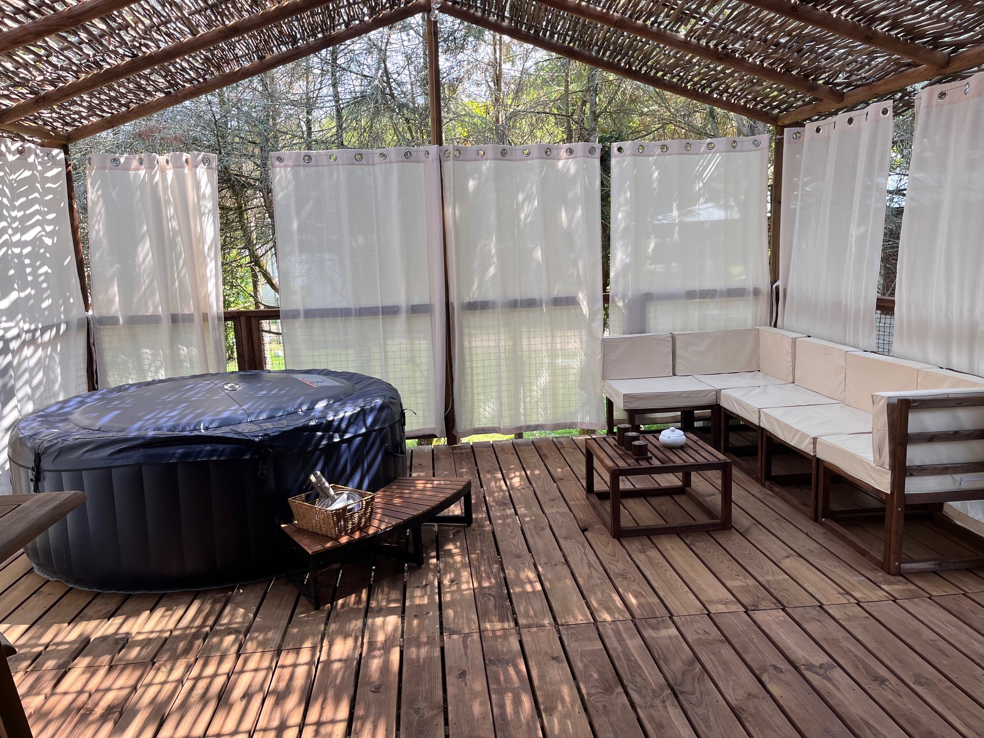Évasion romantique dans une cabane avec jacuzzi en Aquitaine à Saint-Astier — chambre