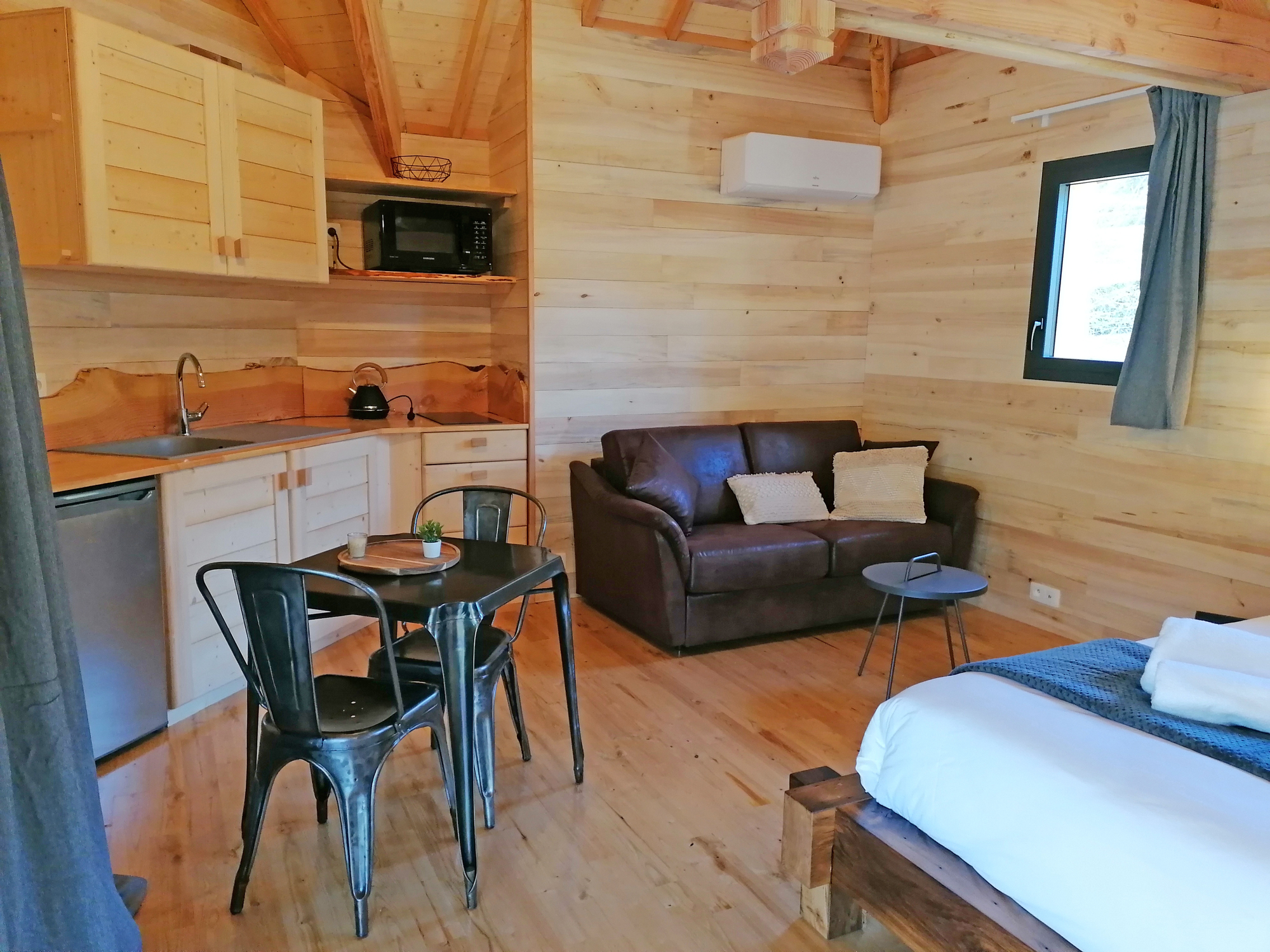 Cabane Laurier & SPA : une évasion suspendue au cœur des arbres à Satillieu — salle de bain