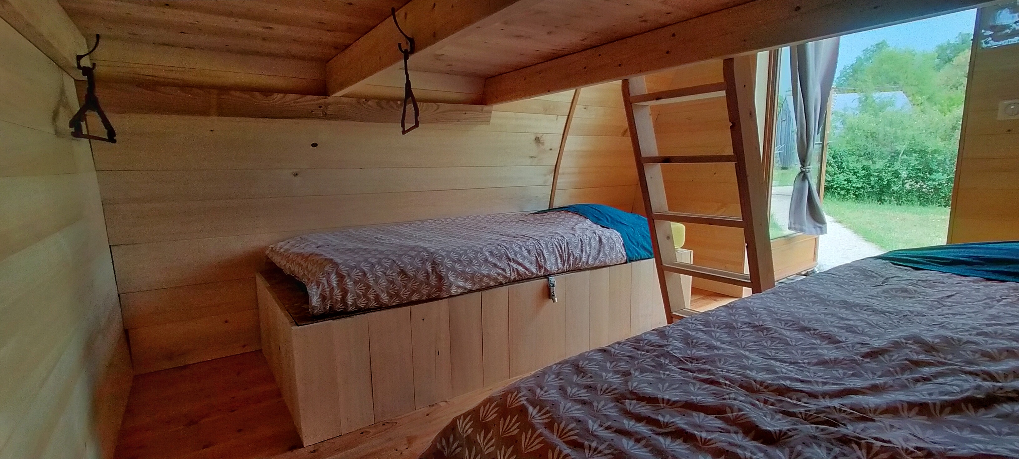 Tente confort bois : une expérience immersive en pleine nature à Livernon — salle de bain