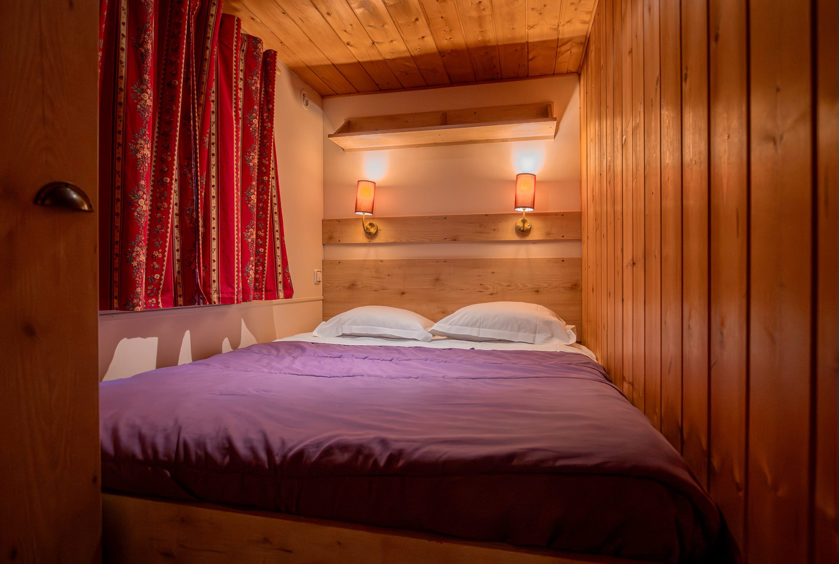 Roulotte - 4 personnes — Séjour insolite avec spa à Dienné à Dienné — chambre