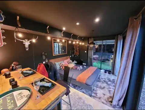 Évasion magique dans une cabane enchanteresse avec spa privatif à Illoud — espace de vie