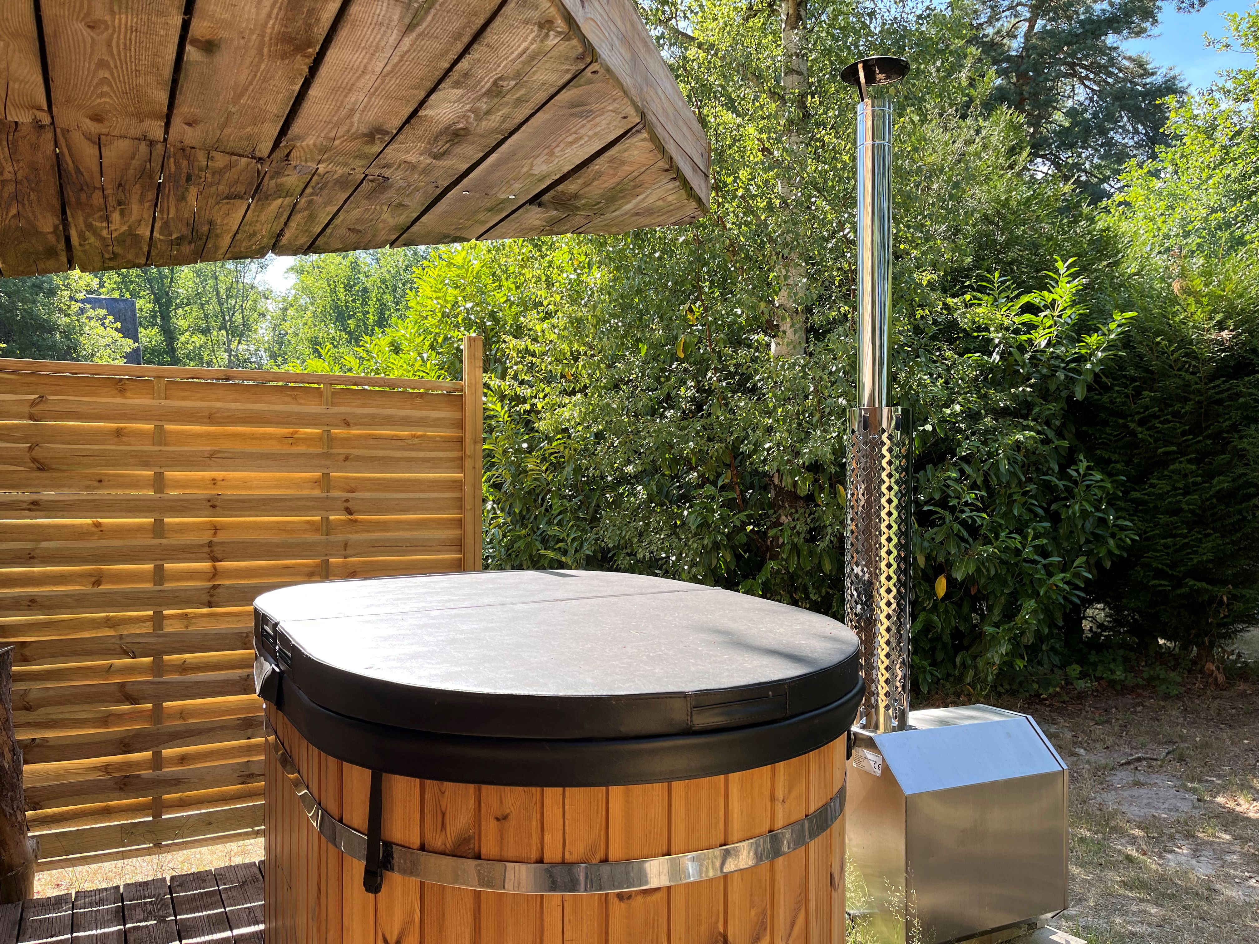 Évasion romantique dans une cabane Duo Spa en Picardie à Fere En Tardenois — vue intérieure