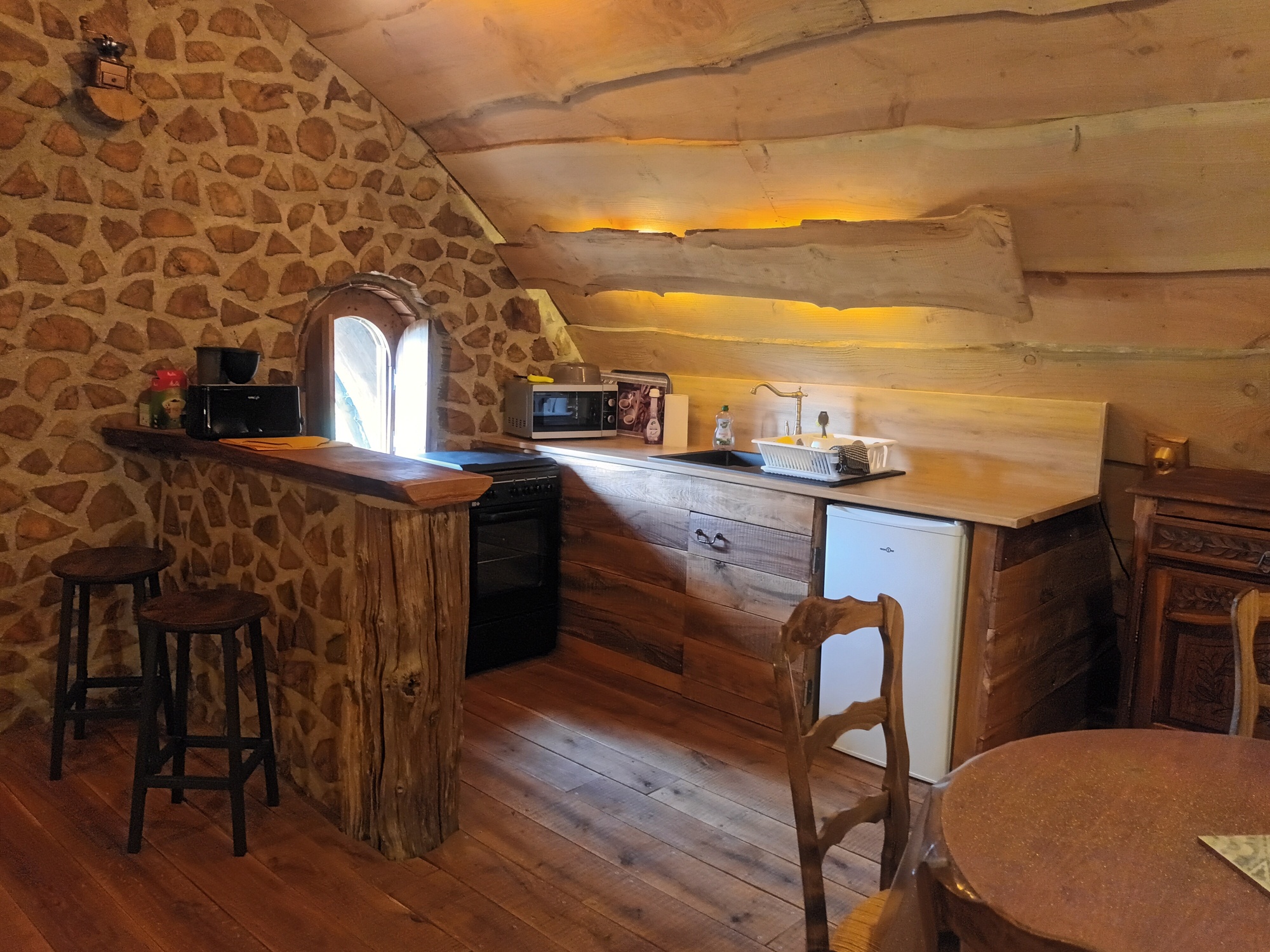 Découvrez la magie d'une maison de hobbit en Basse-Normandie à Tanis — espace de vie