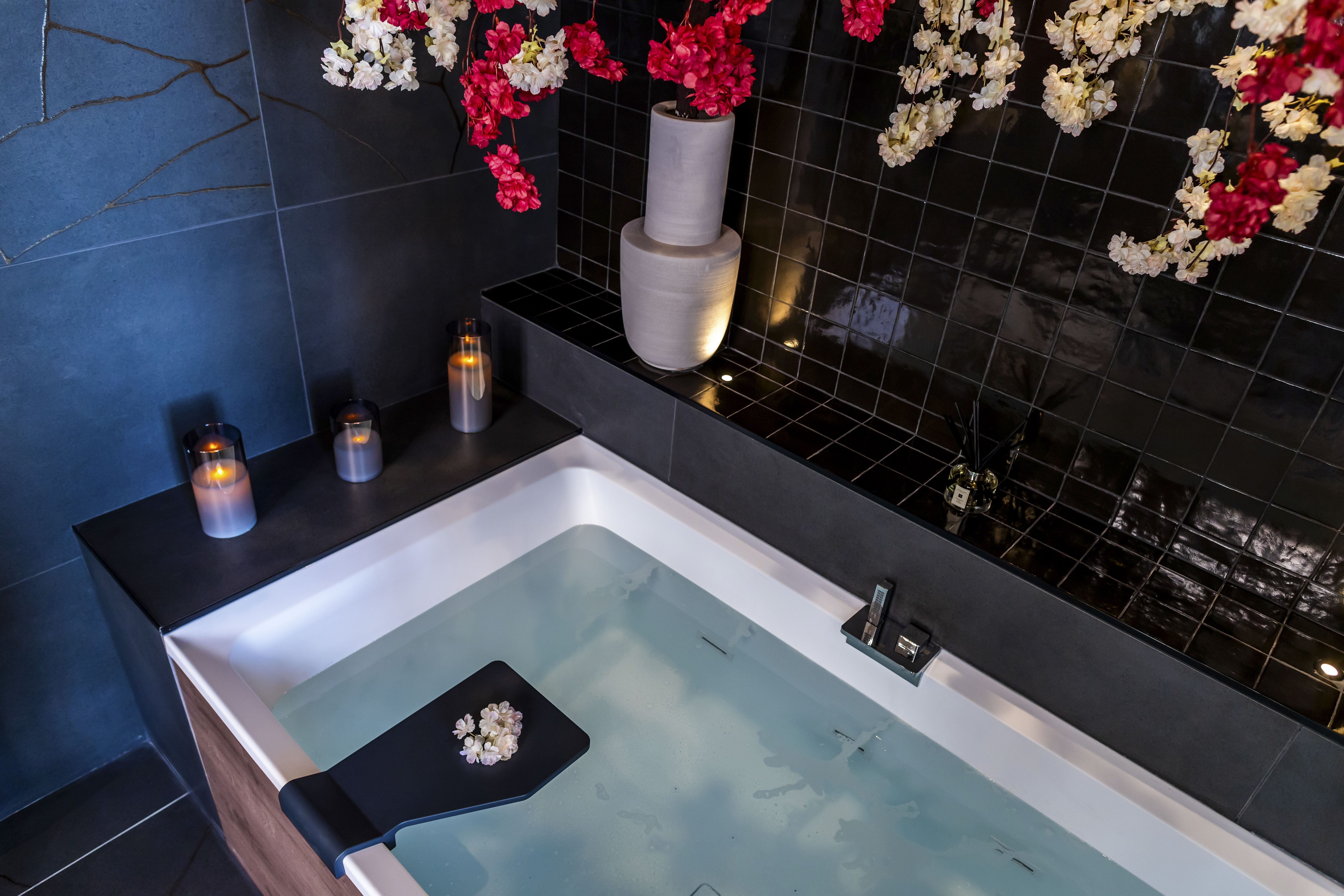 Une expérience immersive dans une suite de luxe avec spa et cinéma à Lyon — chambre