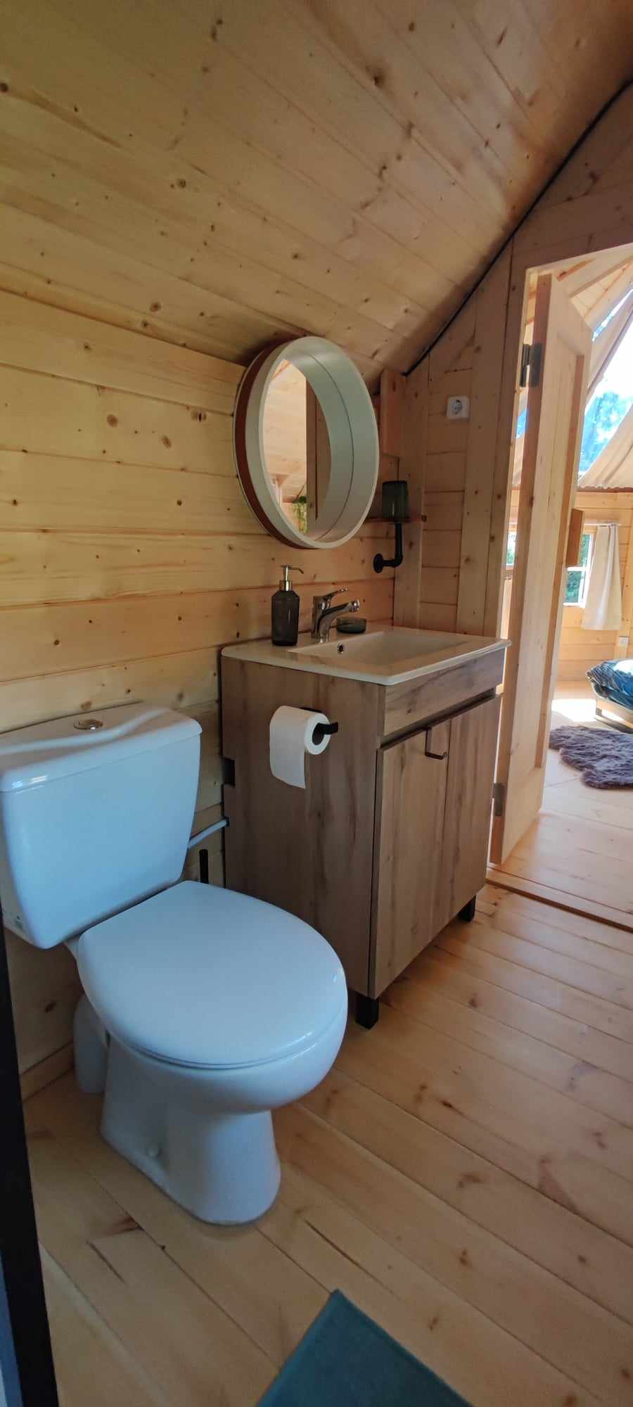 Séjournez dans une cabane Kota finlandaise au cœur de la Bourgogne à Laives — cuisine
