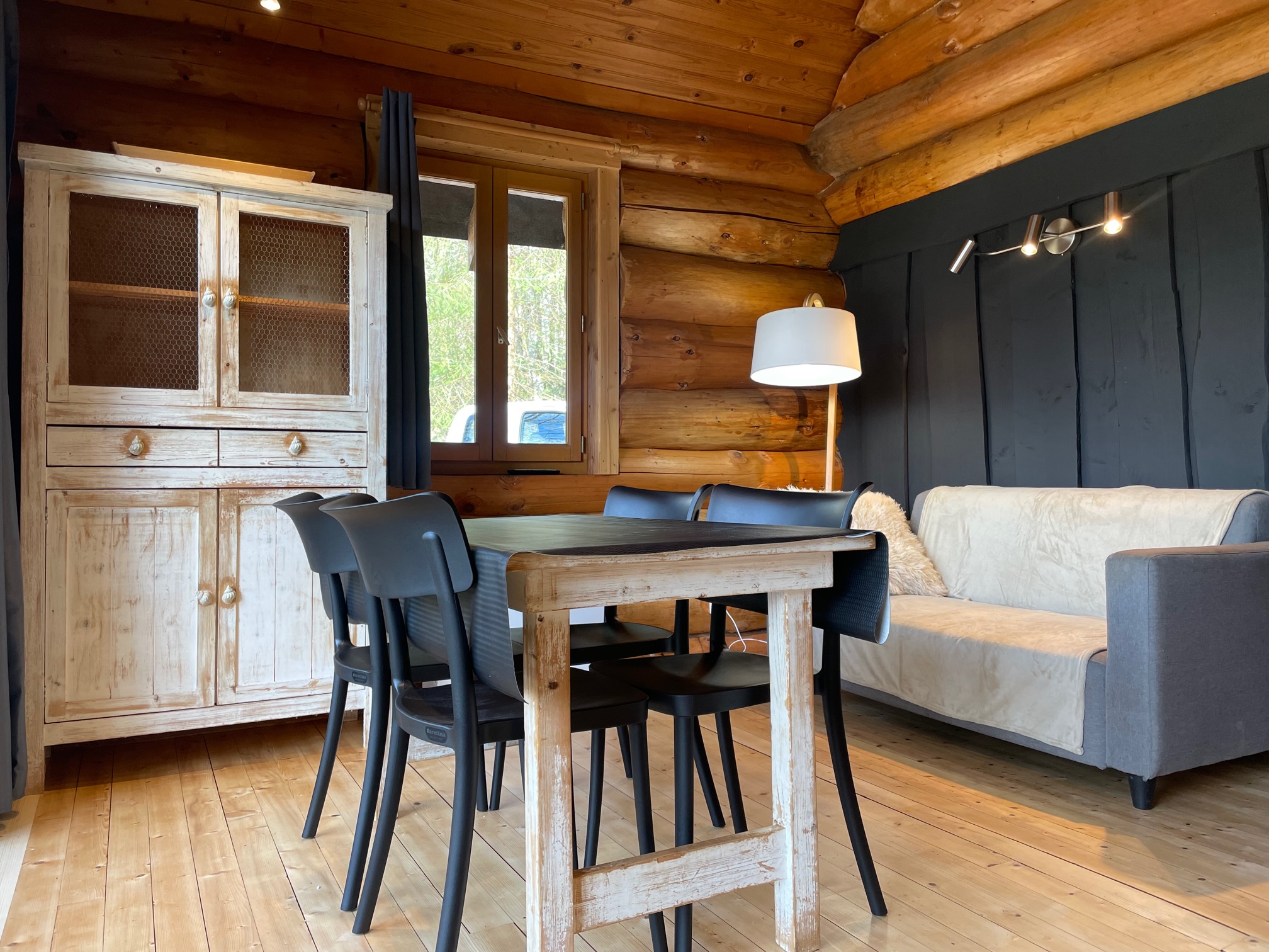 Chalet 5 : une immersion romantique en Aquitaine à Lanouaille — cuisine