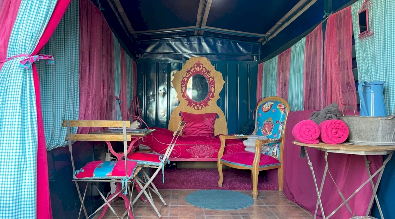 Le Truck-Lodge le UNIC OM : Une expérience inclassable en Provence à Saint-Andiol — salle de bain