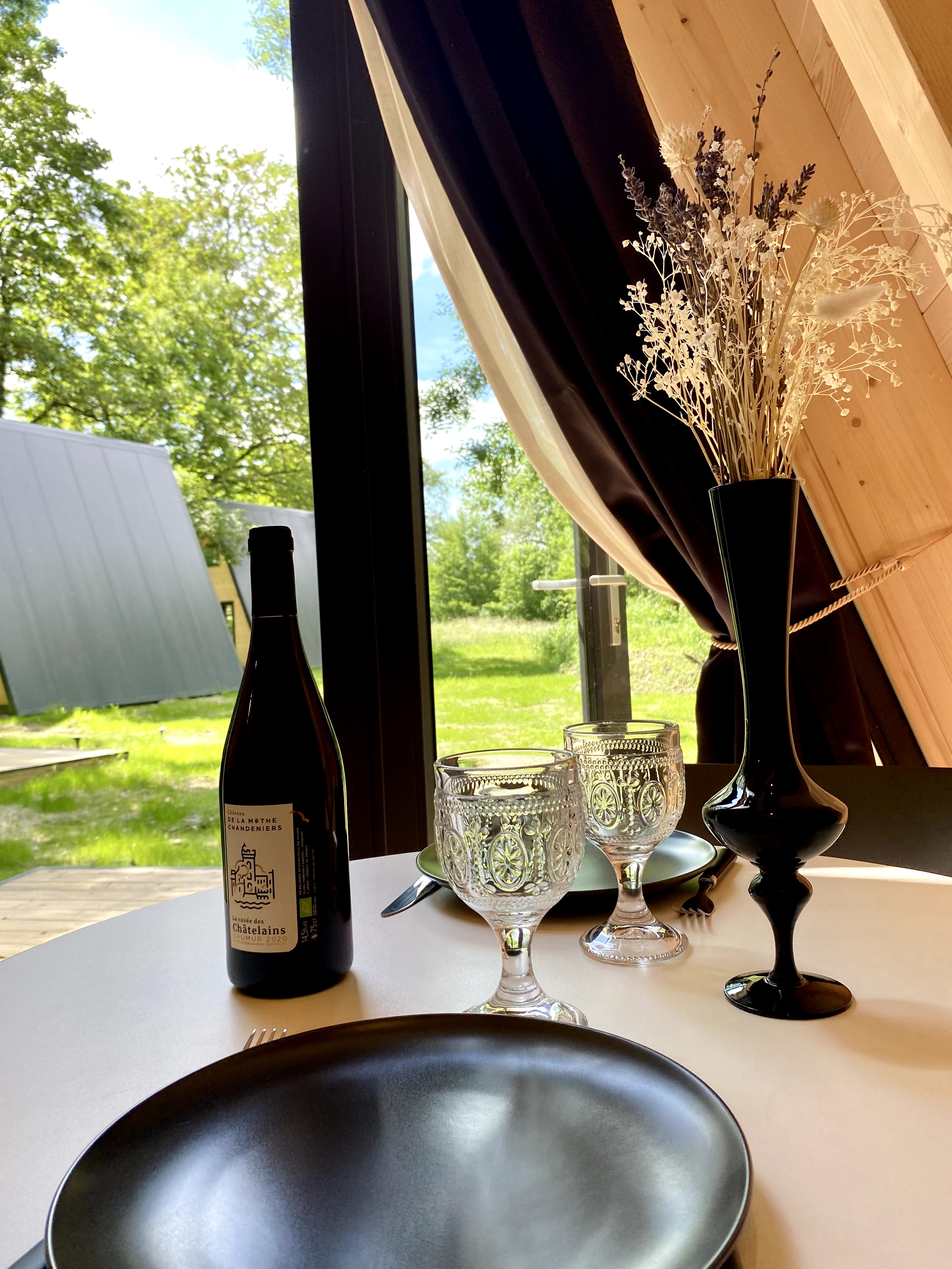 Ecolodge Rochechouart — Cabane avec vue imprenable au Château de la Mothe Chandeniers à Rochechouart — cuisine