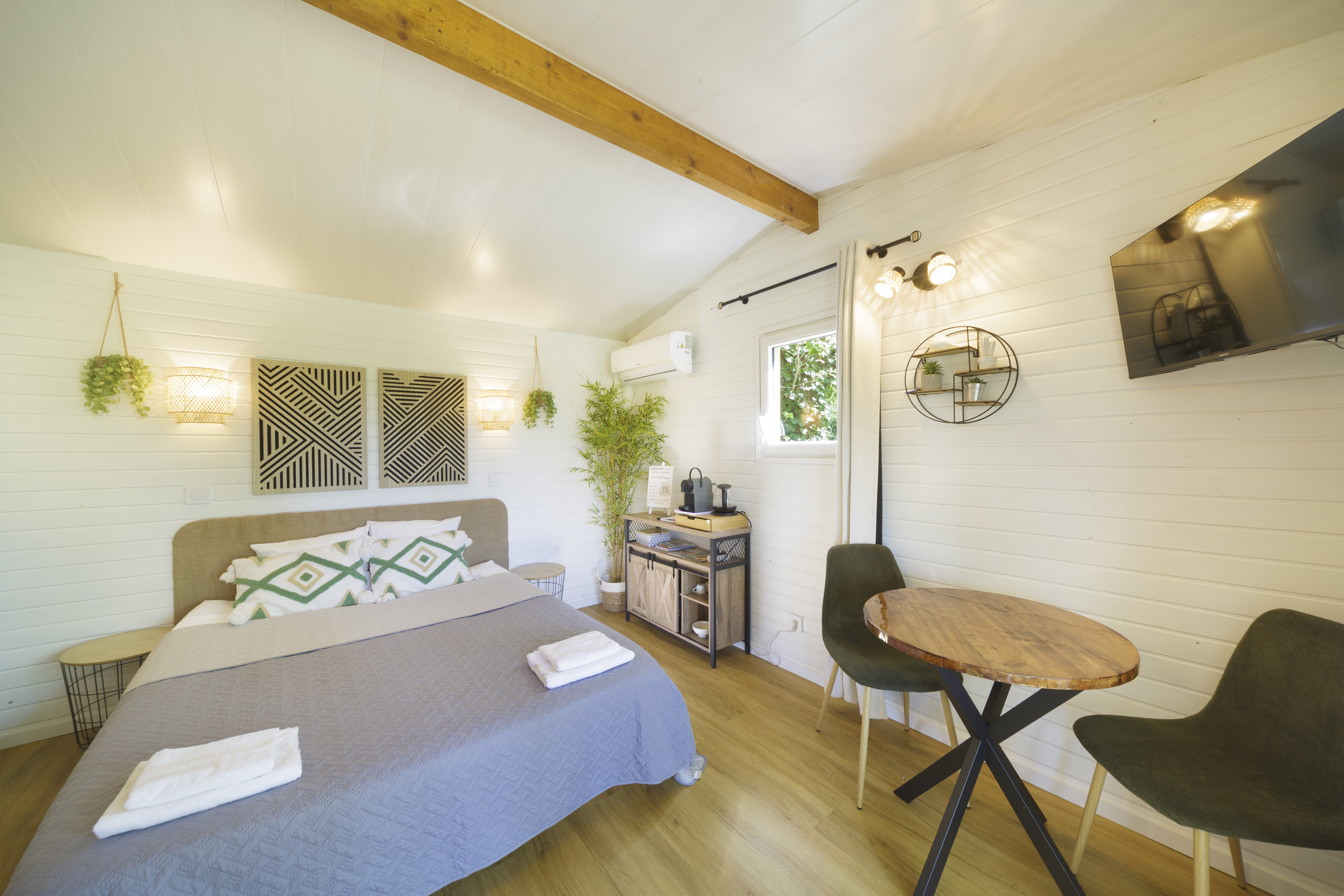 Évasion sensorielle dans la Cabane du Frêne avec spa privatif à Sévignacq — vue intérieure