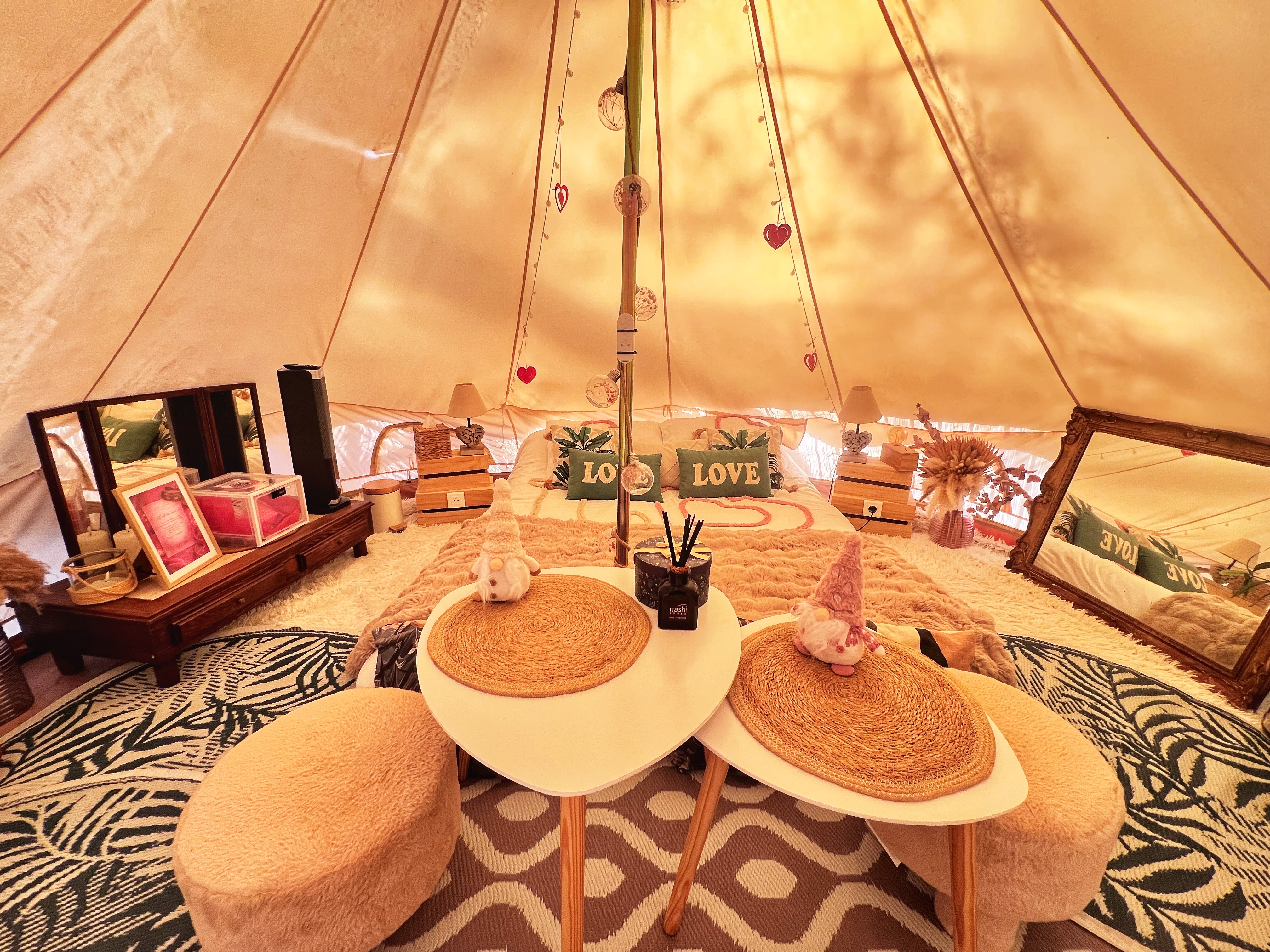 La tente lodge spa de MFG — Tente lodge avec jacuzzi à Cantaron à Nice — vue intérieure
