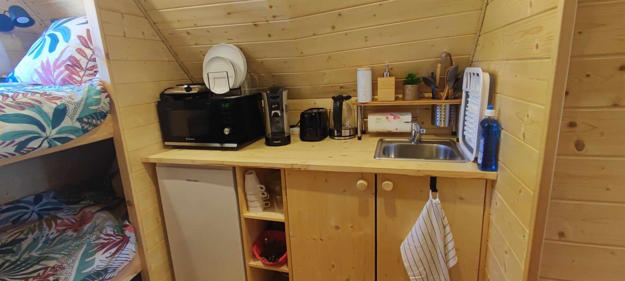 Cabane féerique en Bourgogne : un refuge enchanteur à Laives — cuisine