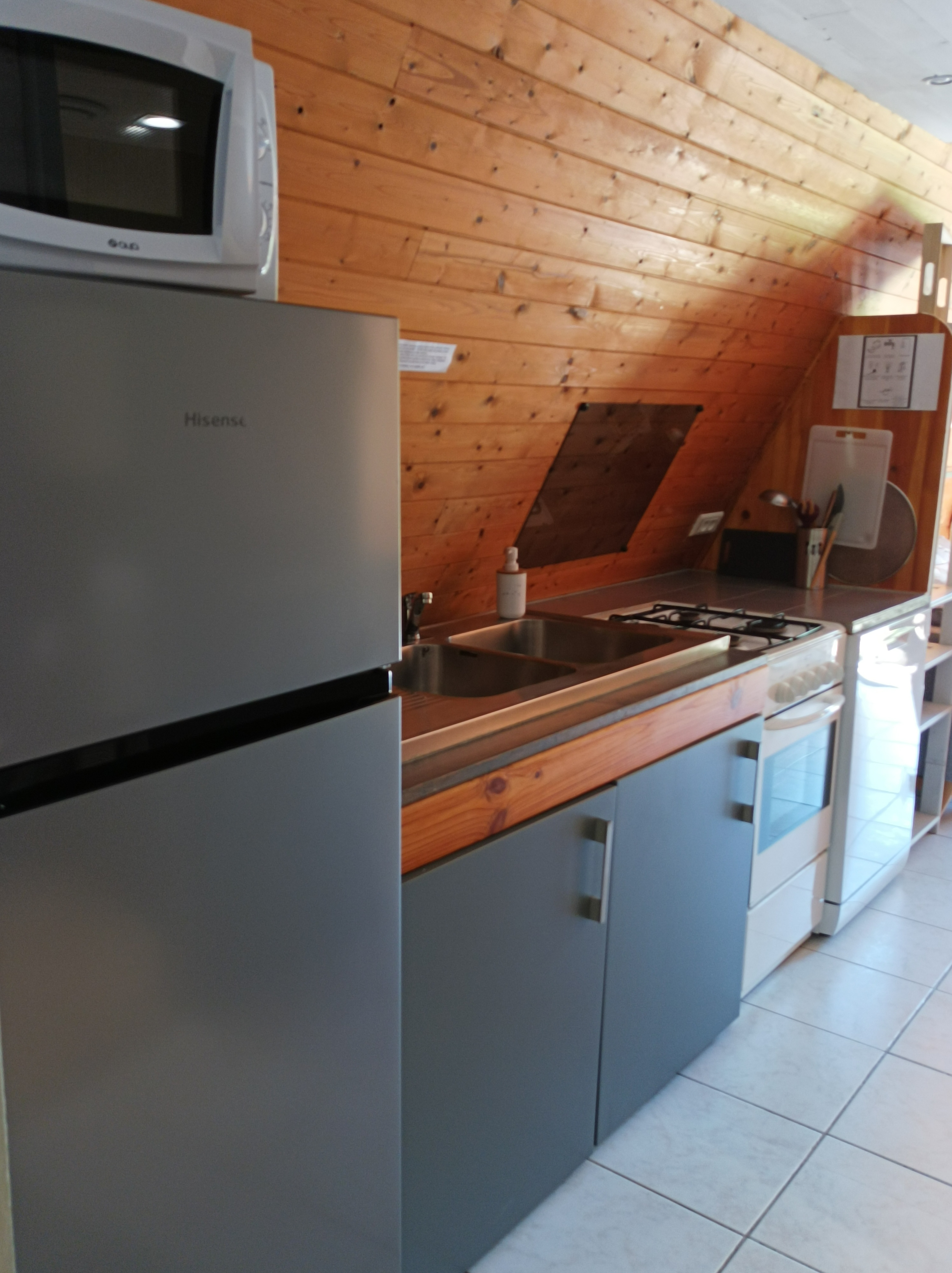 La Cabane du Pêcheur — Cabane au bord d'un étang de pêche à Sarlat à Sarlat-la-Canéda — salle de bain