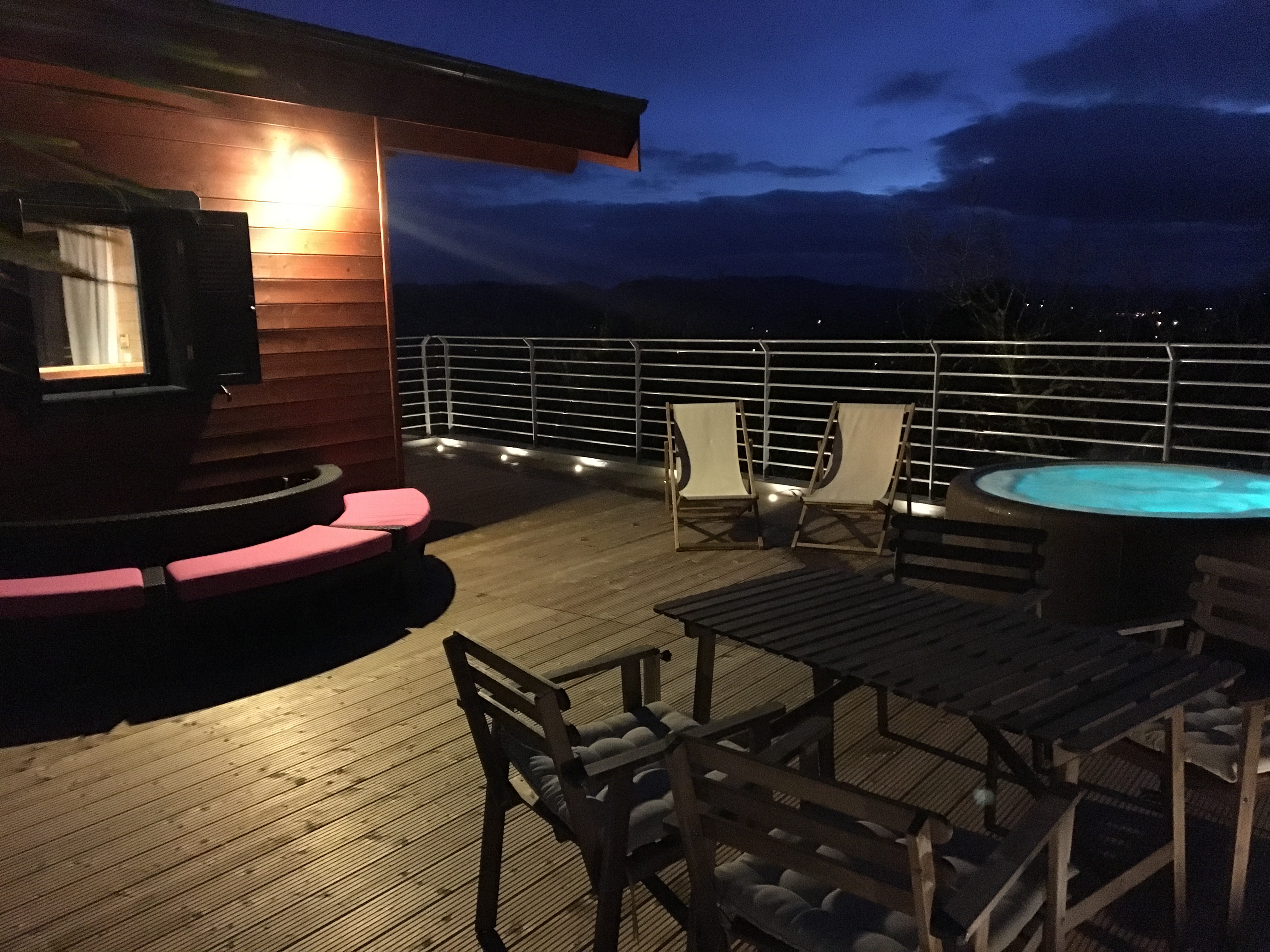 Évasion romantique dans une cabane sur pilotis avec spa à Vogüé — espace de vie