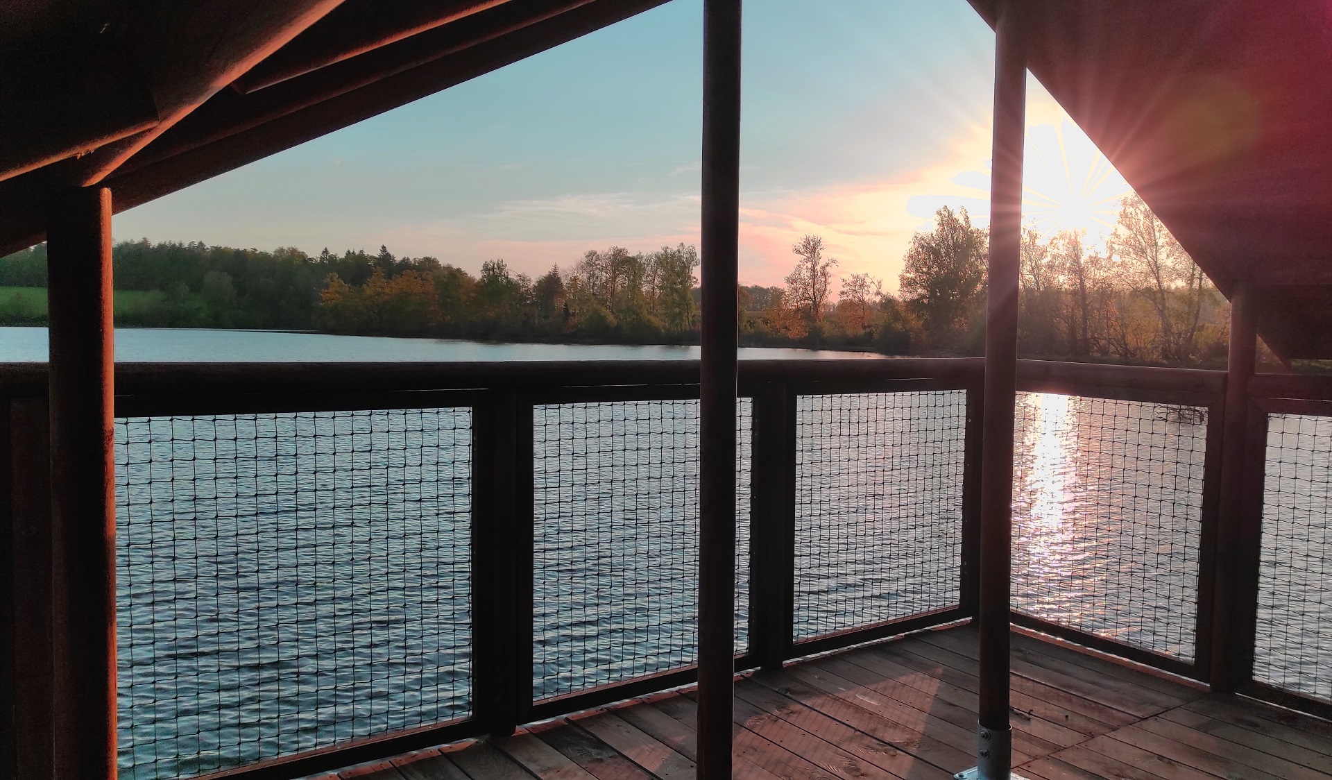 Cabane sur l'eau Aigrette : une expérience unique en Limousin à Flayat — environnement naturel