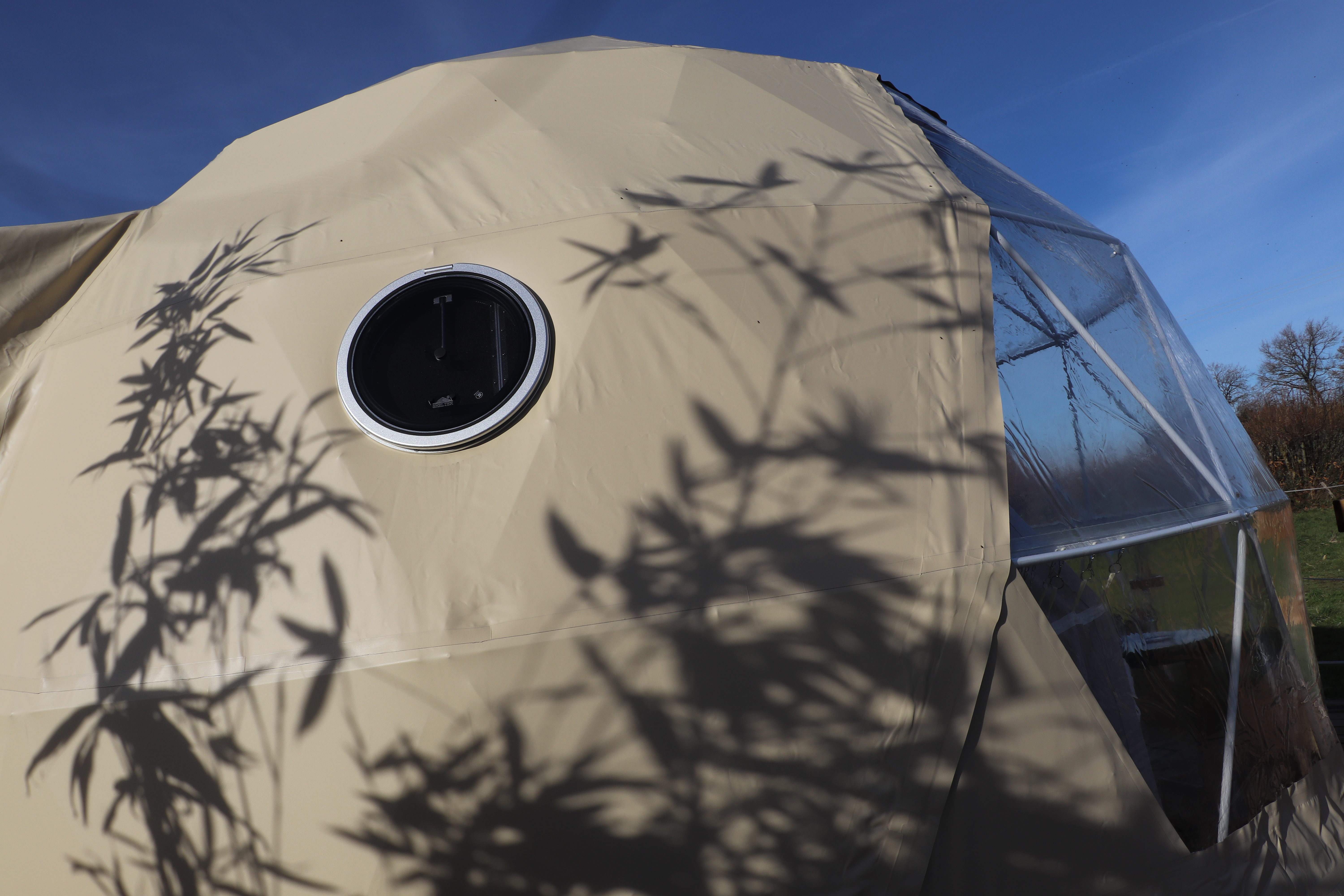 Le Dôme Tourtereaux — Dôme avec skydome à Isère à Saint-Quentin-sur-Isère — salle de bain