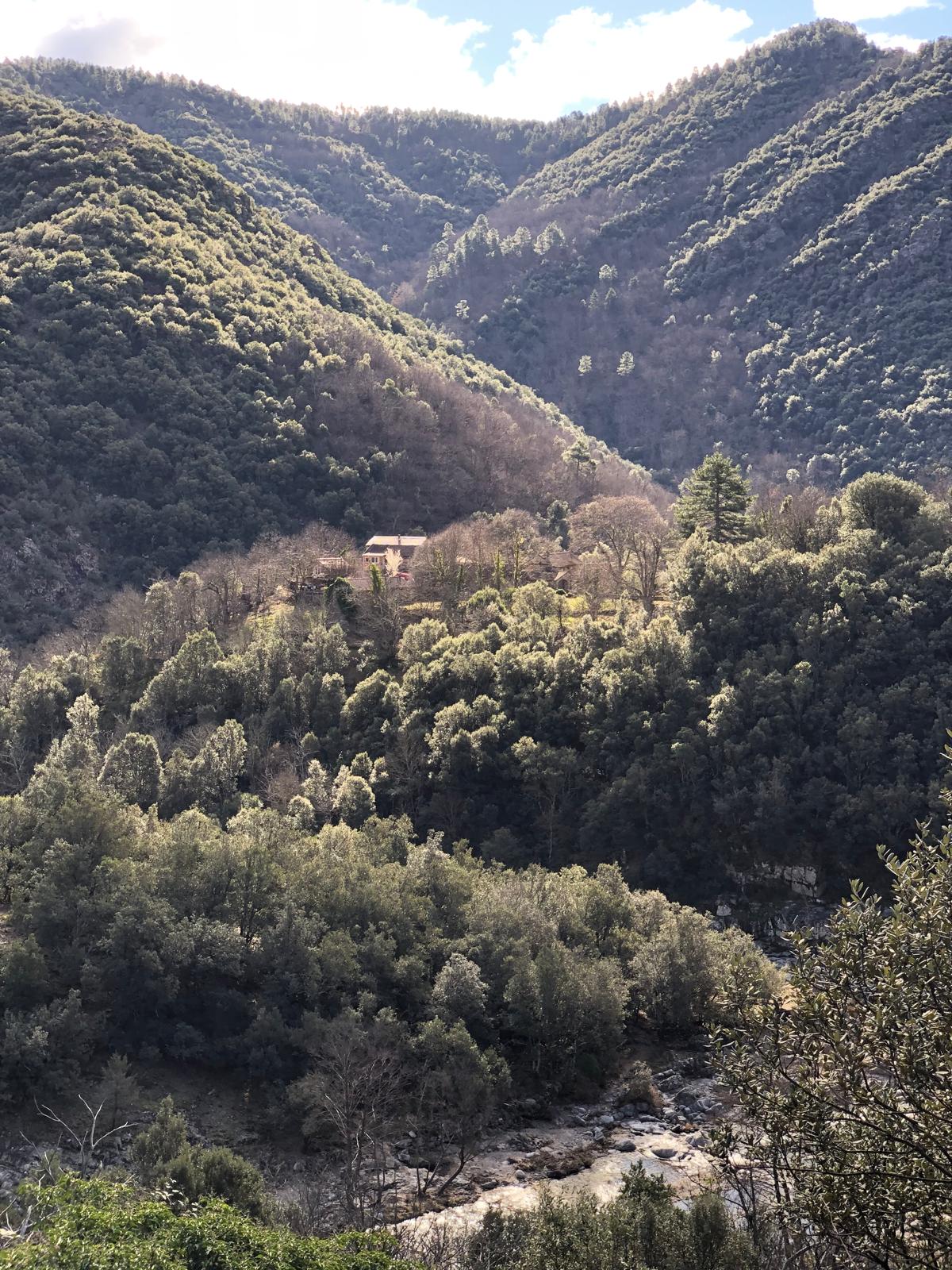Ardeche river glamping — Tipi avec spa à 7m de la rivière en Ardèche à Le Teil — environnement naturel