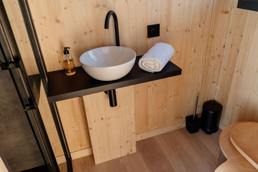 Tiny house moderne au cœur des montagnes et vignes du Bugey à Revonnas — environnement naturel