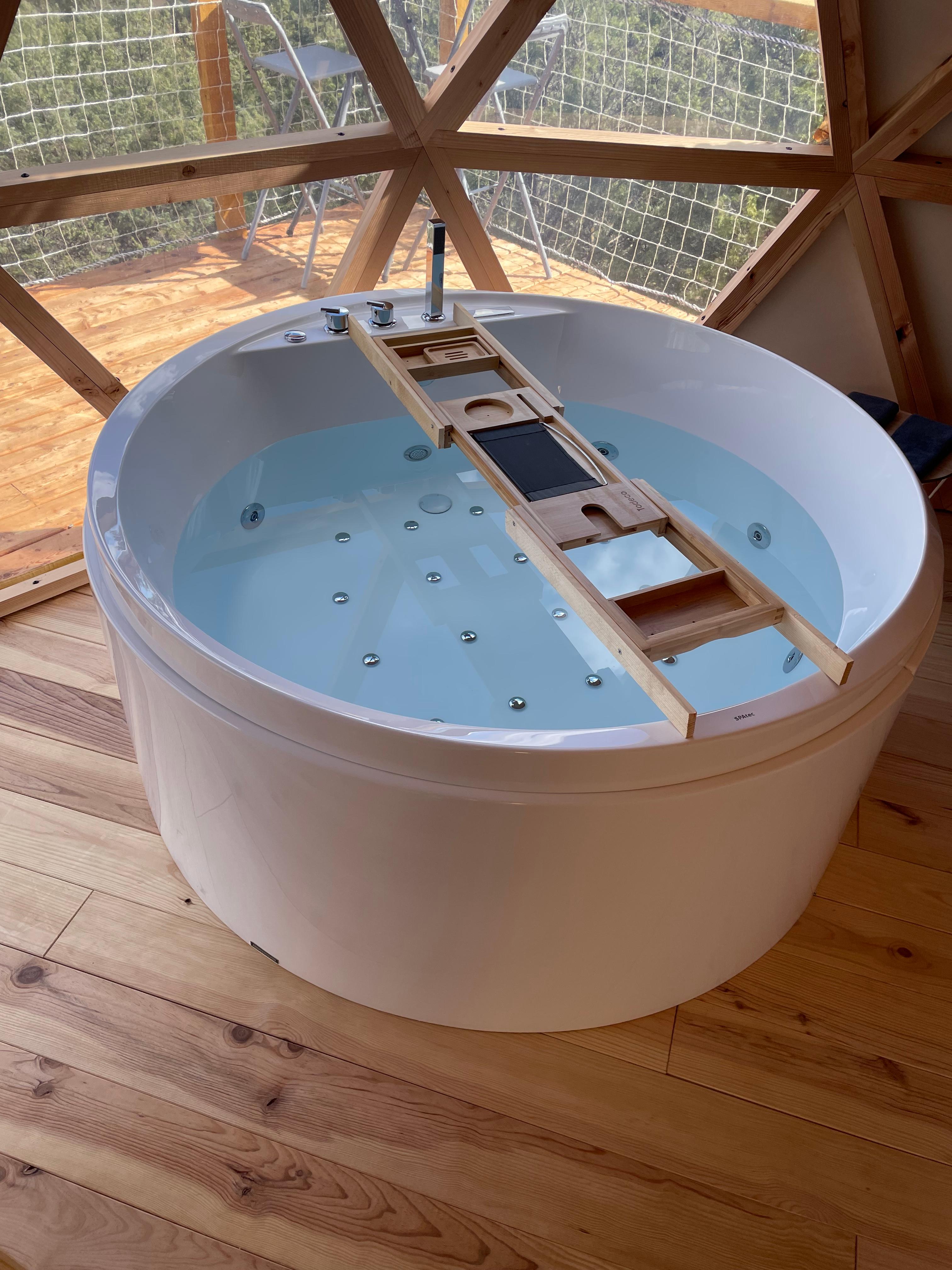 Lavan'dôme — Dôme avec baignoire balnéo à Alpes-de-Haute-Provence à Digne-les-Bains — environnement naturel
