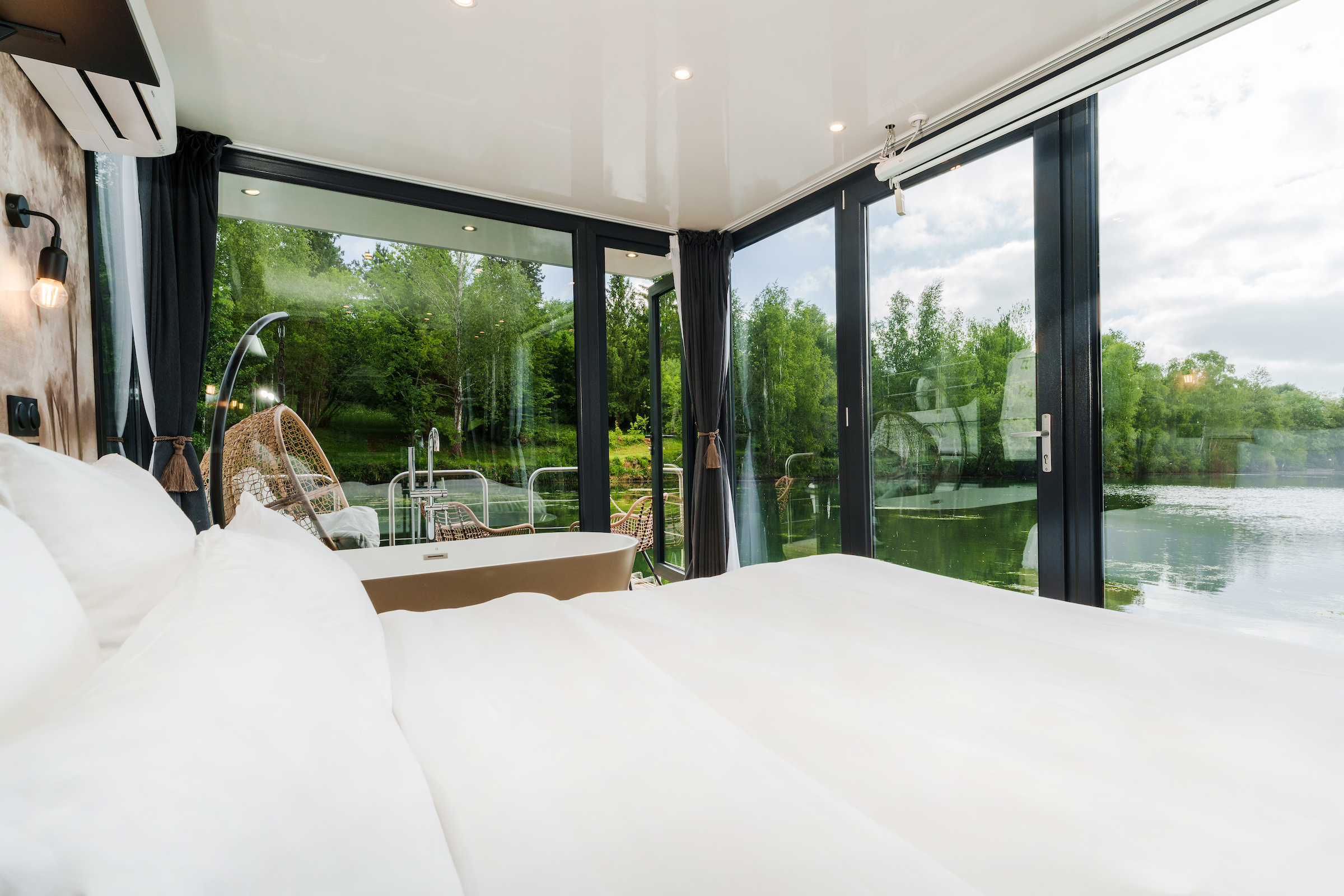 La Gabrielle & Balnéo : une expérience unique sur l'eau à Saint Fargeau Ponthierry — vue intérieure