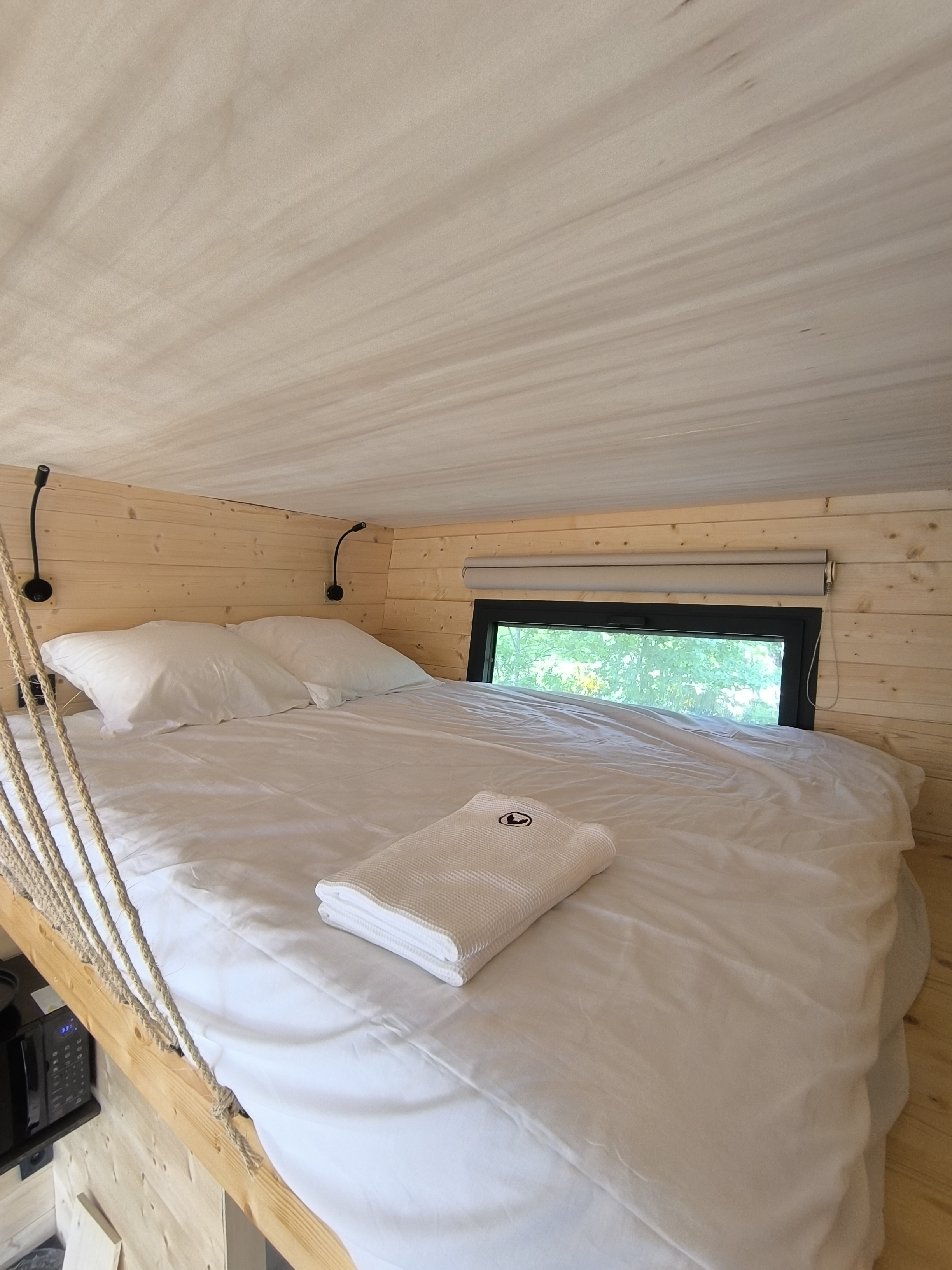 Séjournez dans une tiny house moderne au cœur de l'Auvergne à Cros — chambre