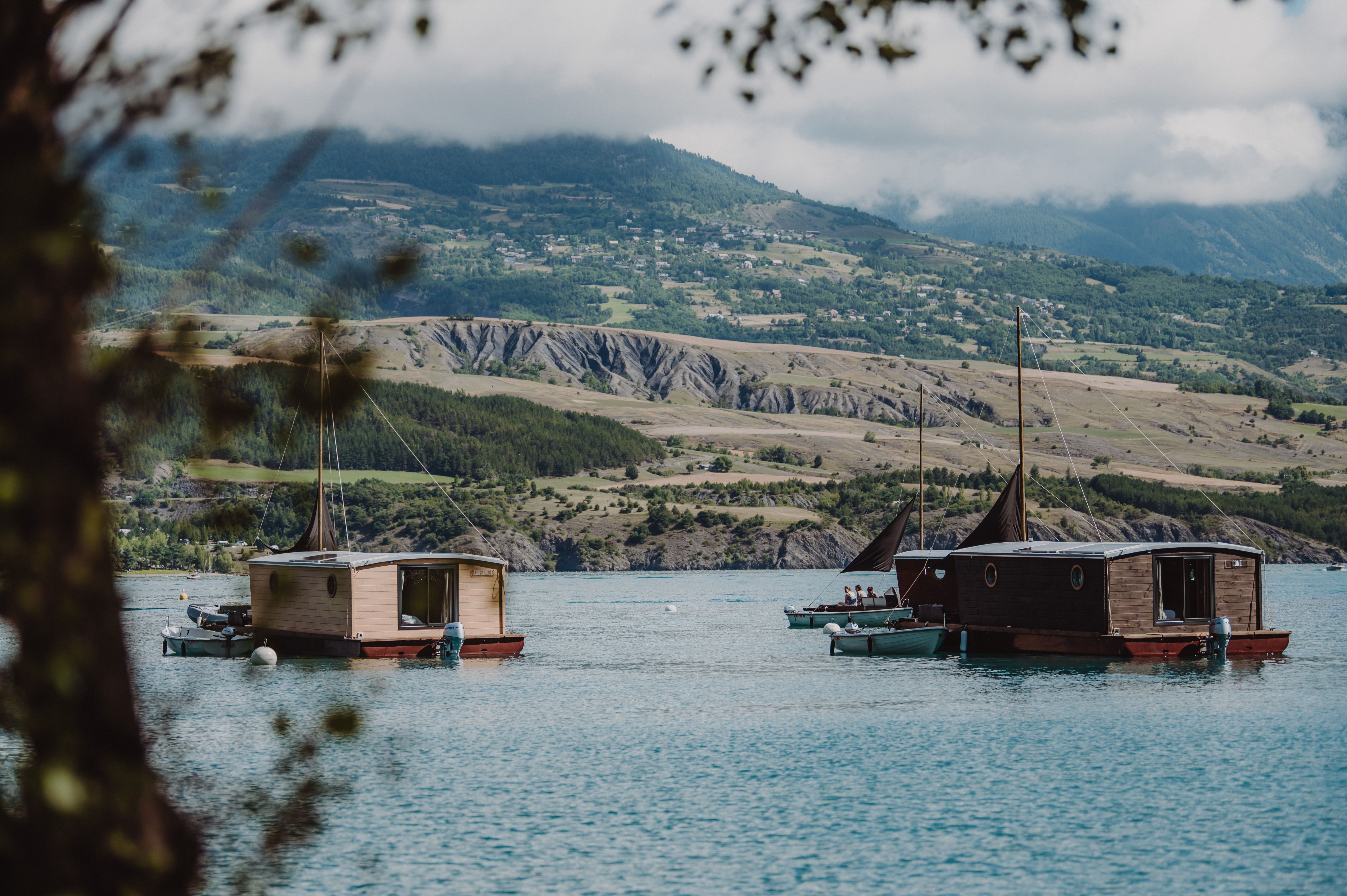 Toue cabanée du lac de Serre-Ponçon — Nuit sur l'eau à Hautes-Alpes à Rousset — vue intérieure