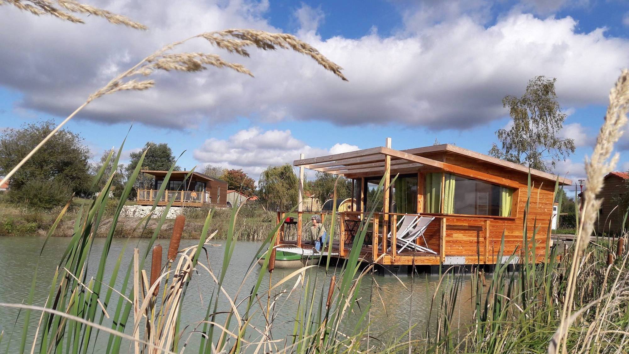 Lodge flottant Nénuphar : une cabane sur l'eau en pleine nature — Lodge à Mont Près Chambord